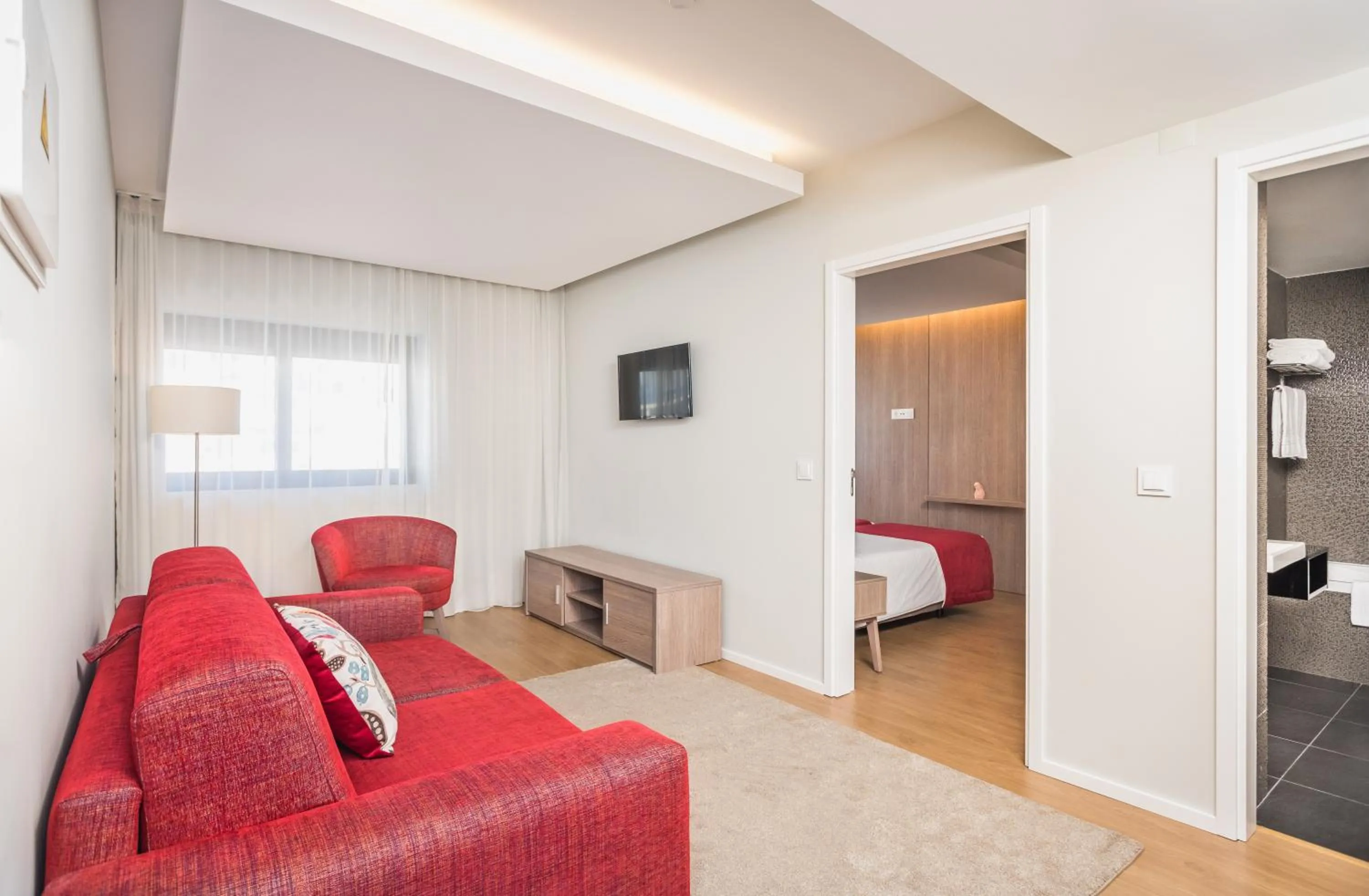 Living room, Bed in Essence Inn Marianos Hotel