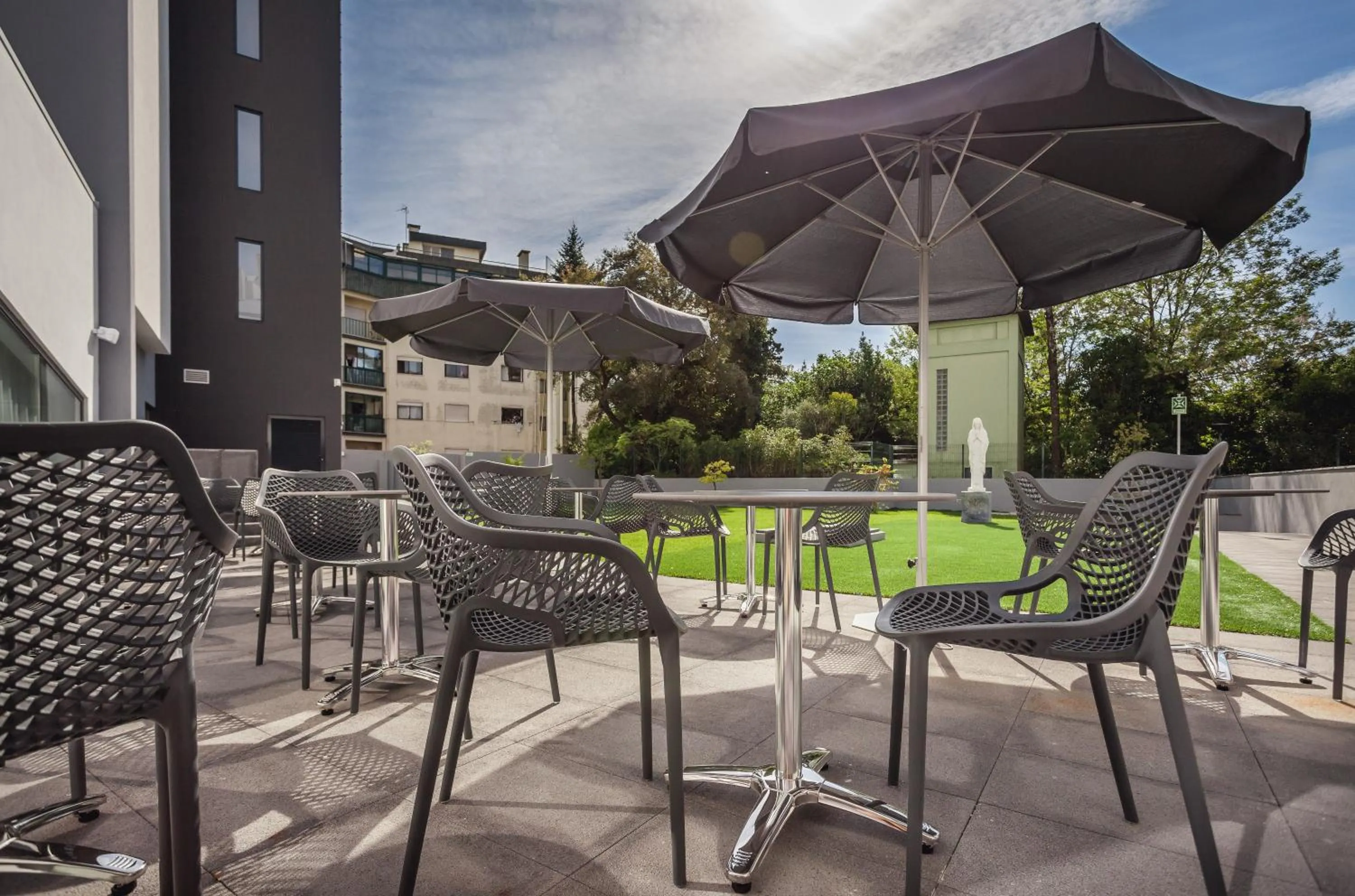 Patio in Essence Inn Marianos Hotel