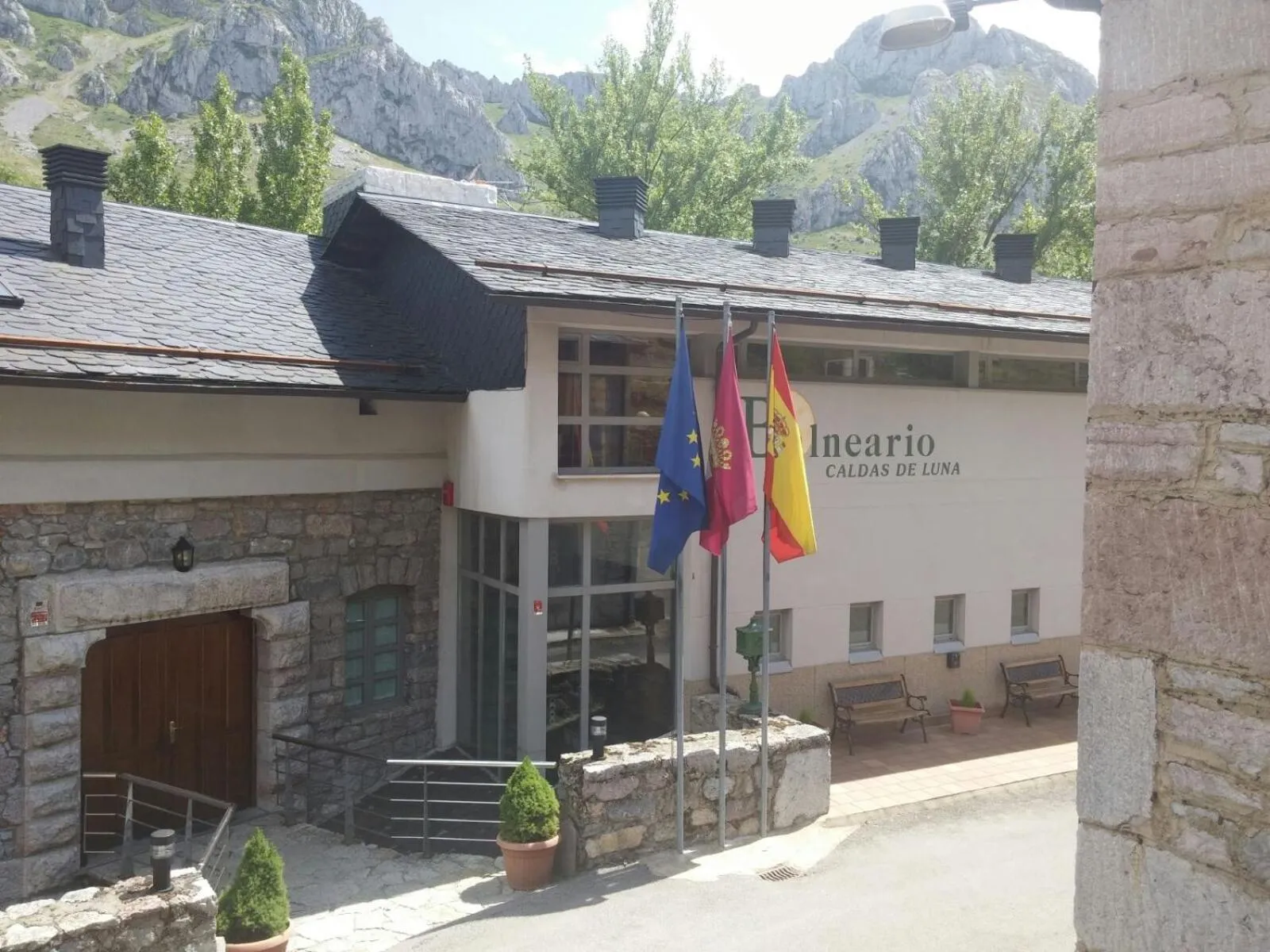 Facade/entrance in Balneario Caldas de Luna