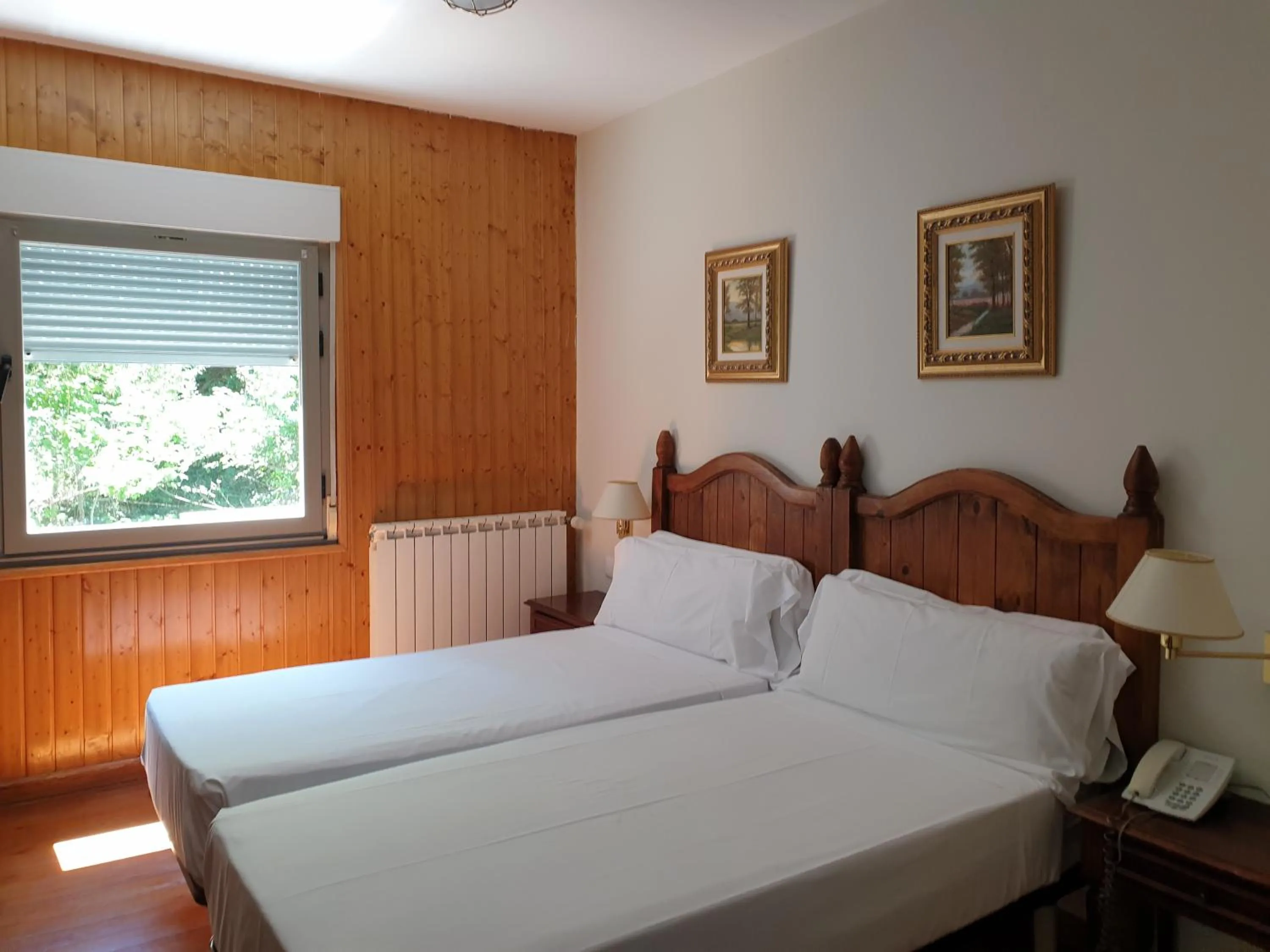 Photo of the whole room, Bed in Balneario Caldas de Luna