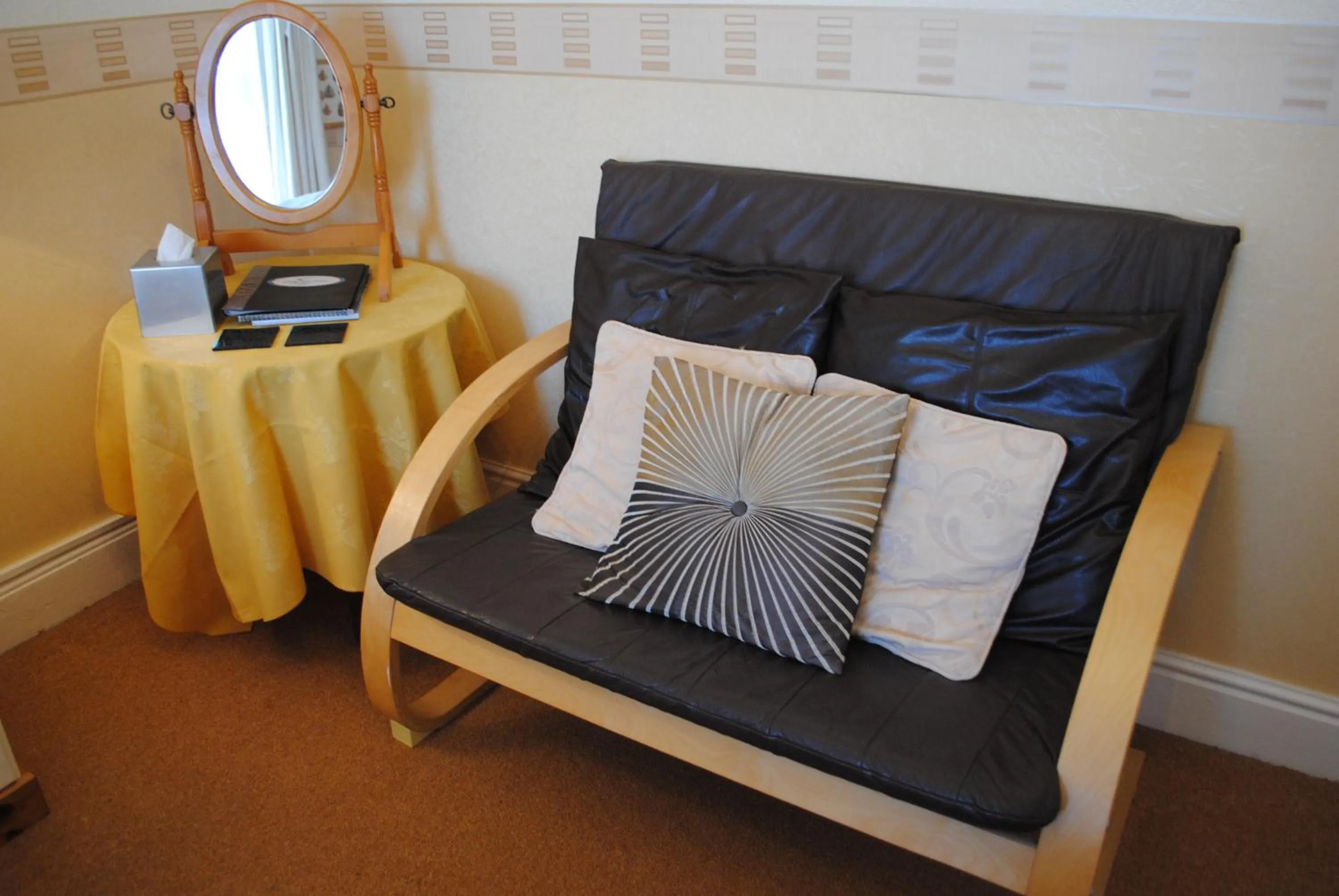 Seating area, Bed in Craig-Ard Hotel