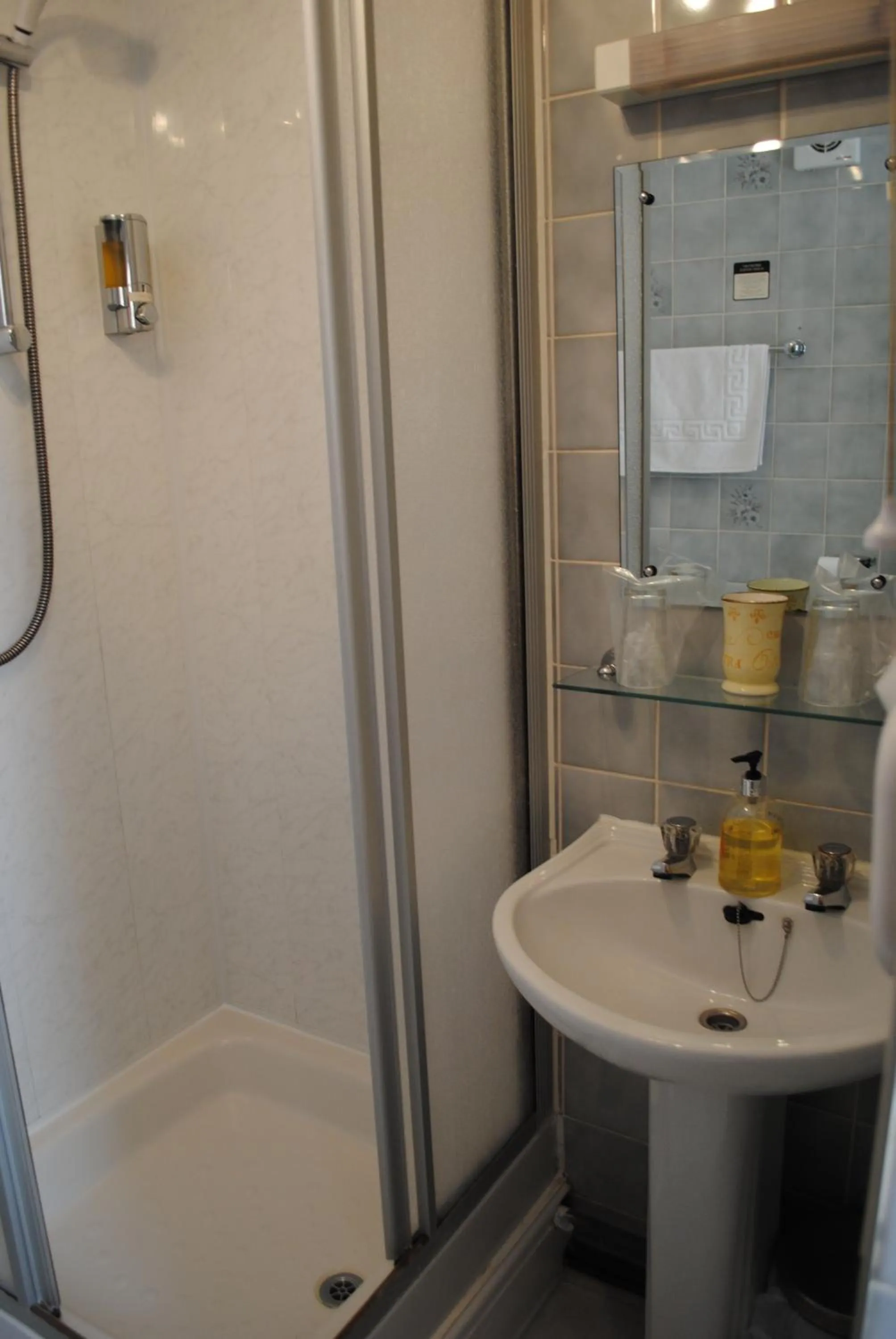 Shower in Craig-Ard Hotel