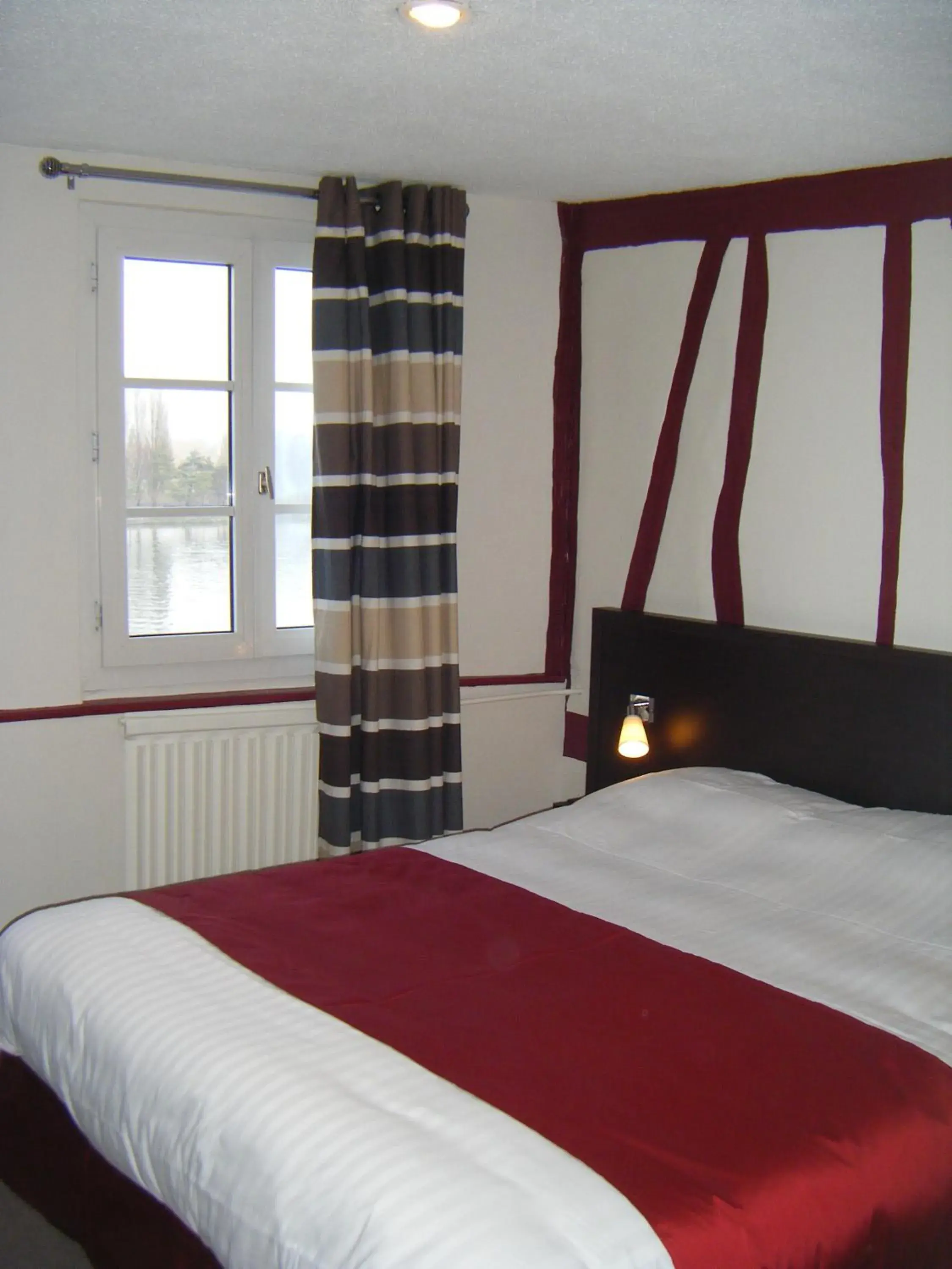 Photo of the whole room, Bed in Logis - Hôtel & Restaurant Le Bellevue Photo of the whole room, Bed in Logis - Hôtel & Restaurant Le Bellevue