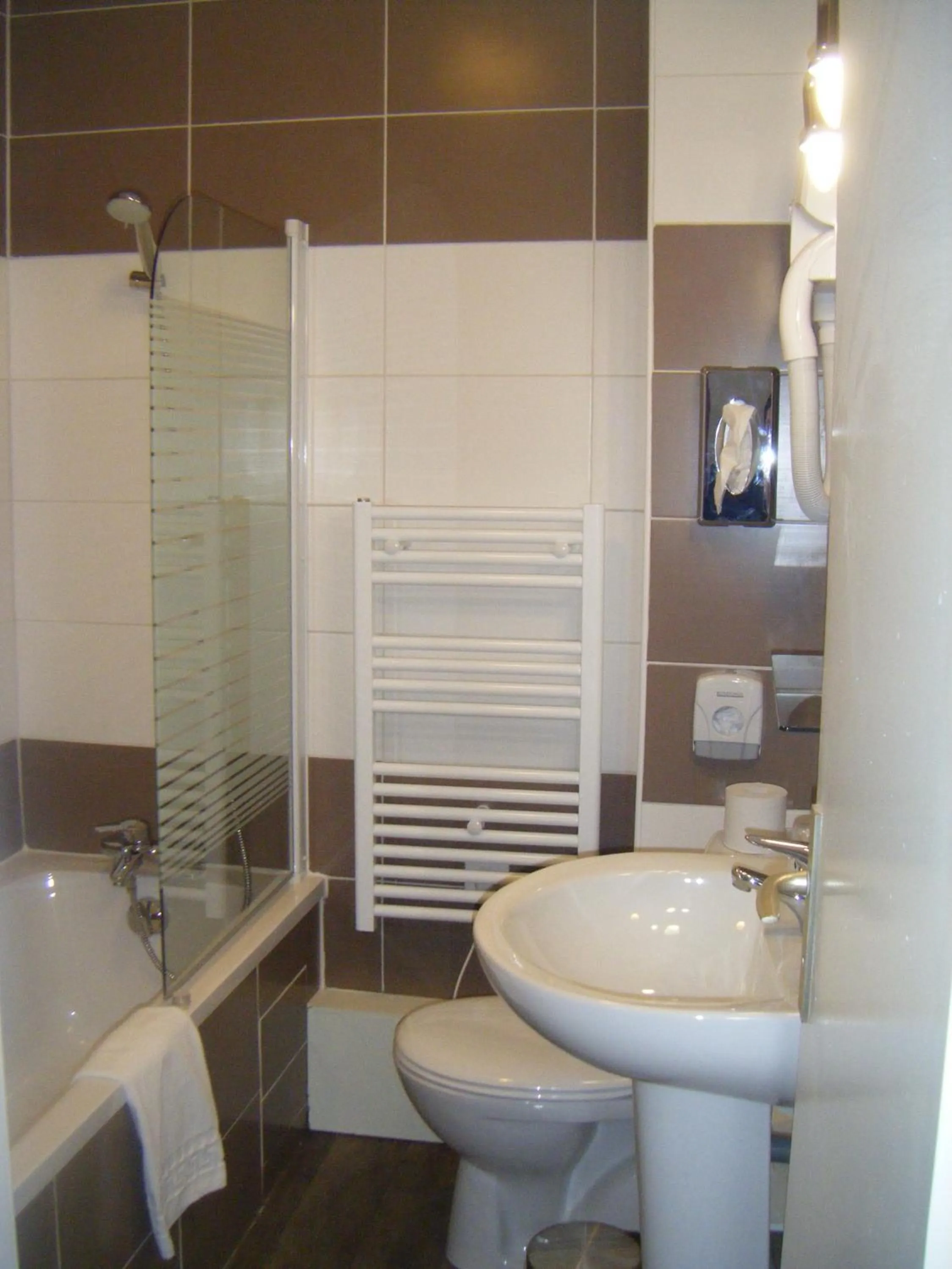 Bathroom in Logis - Hôtel & Restaurant Le Bellevue