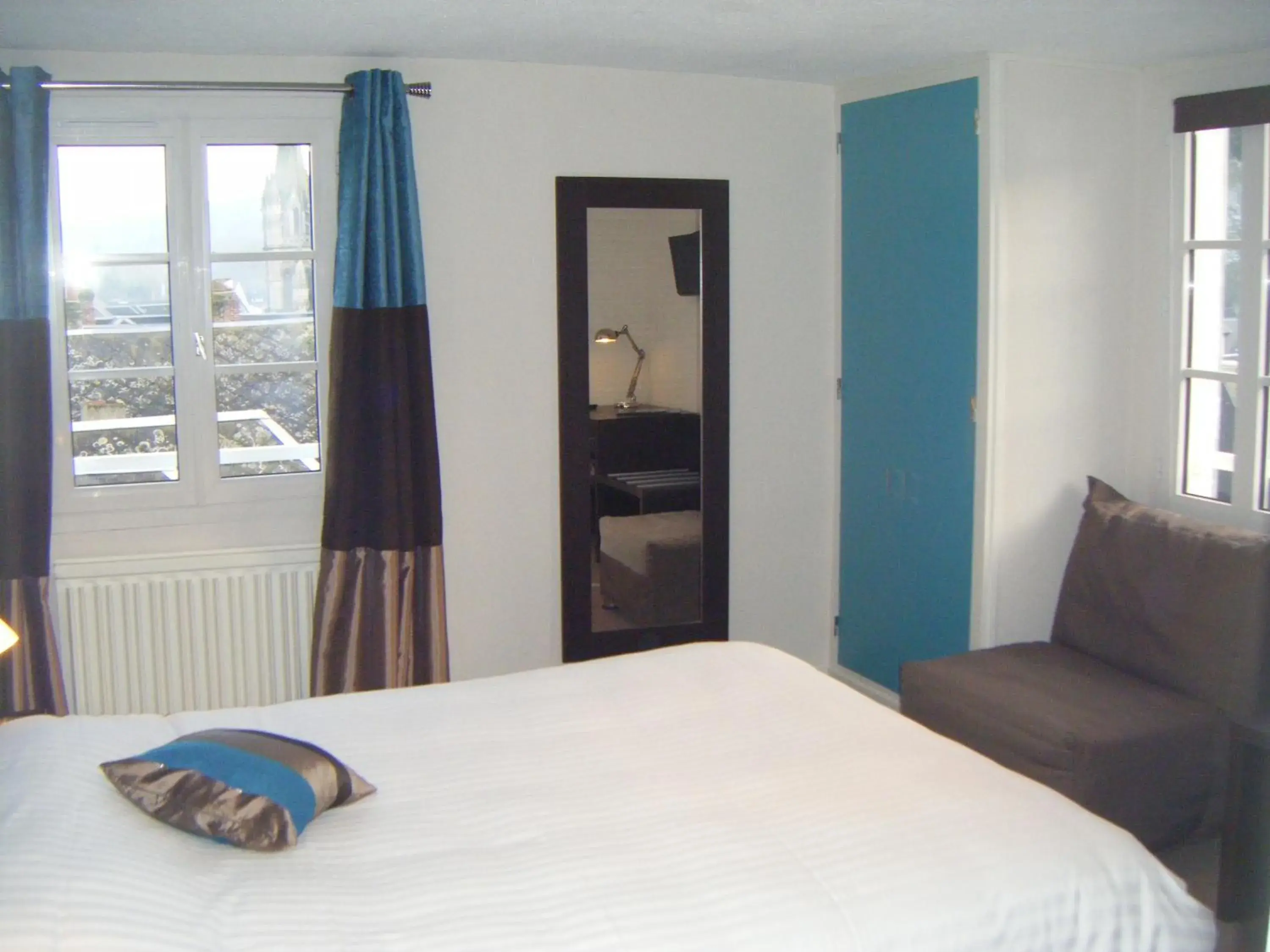 Bedroom, Bed in Logis - Hôtel & Restaurant Le Bellevue Bedroom, Bed in Logis - Hôtel & Restaurant Le Bellevue