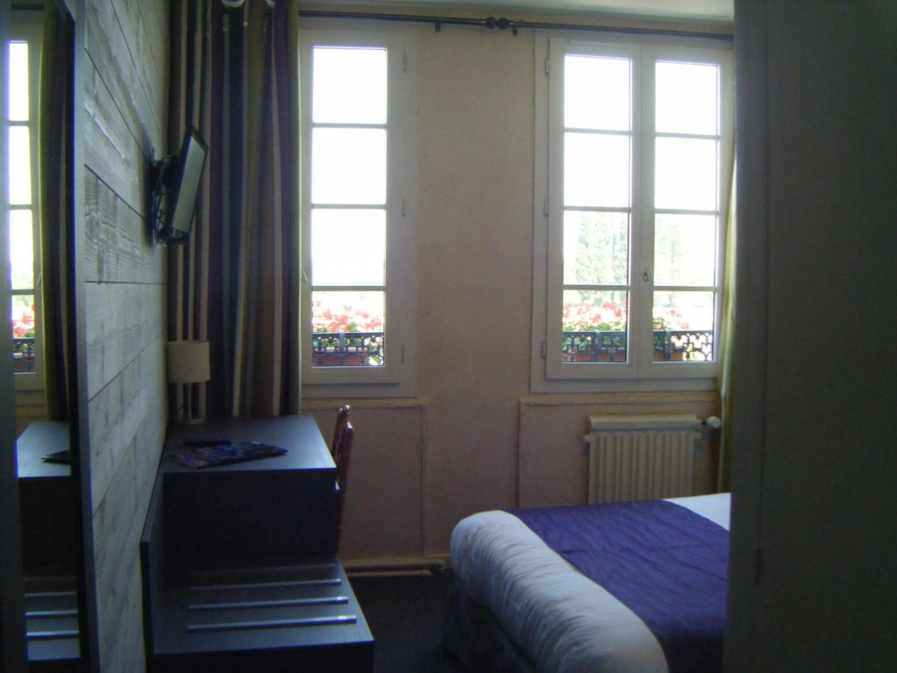 Photo of the whole room, Bed in Logis - Hôtel & Restaurant Le Bellevue