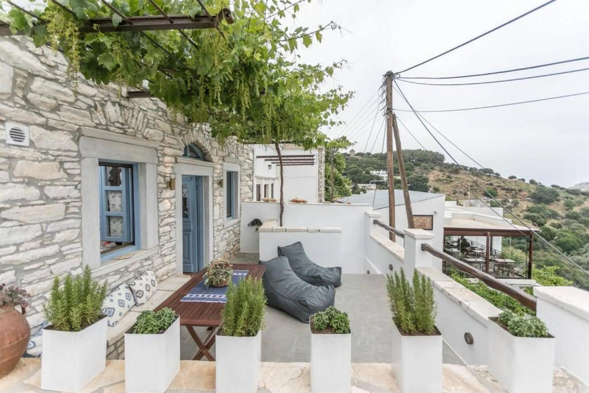 Patio in Traditional Inn Pirethron