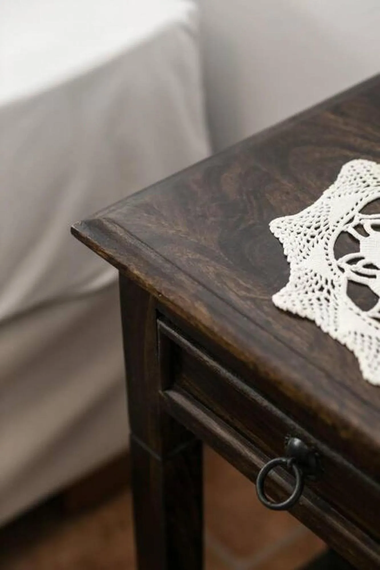 Decorative detail in Traditional Inn Pirethron