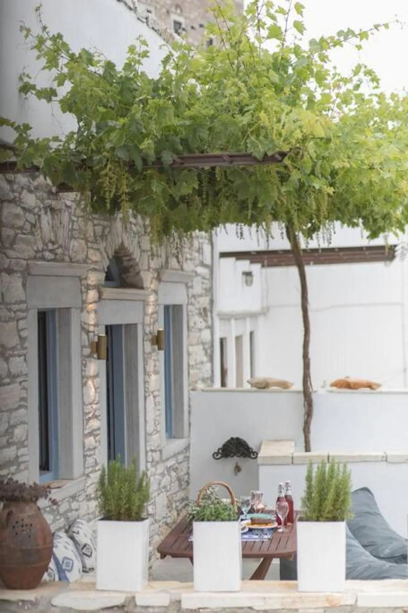 Patio in Traditional Inn Pirethron