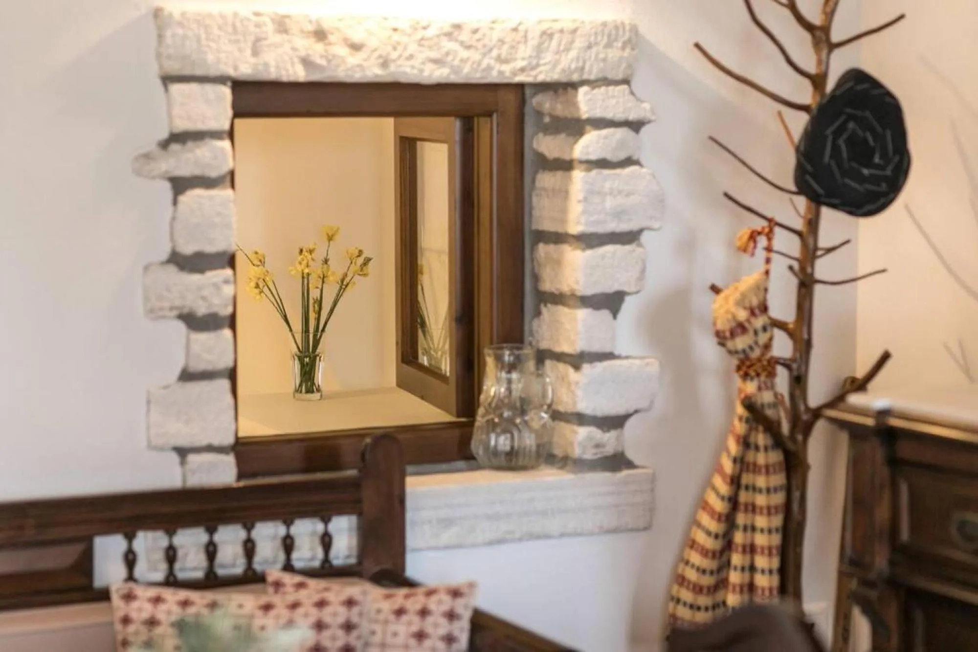 Decorative detail in Traditional Inn Pirethron