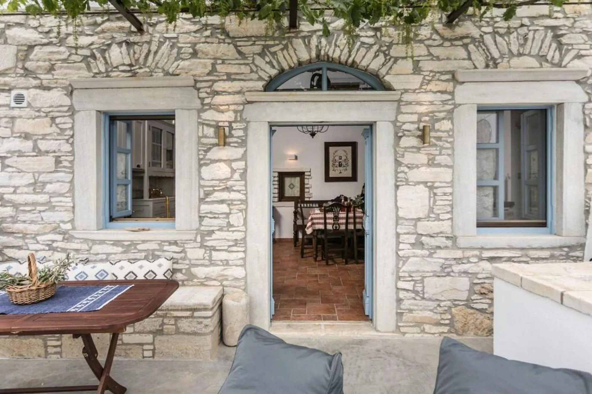 Patio in Traditional Inn Pirethron