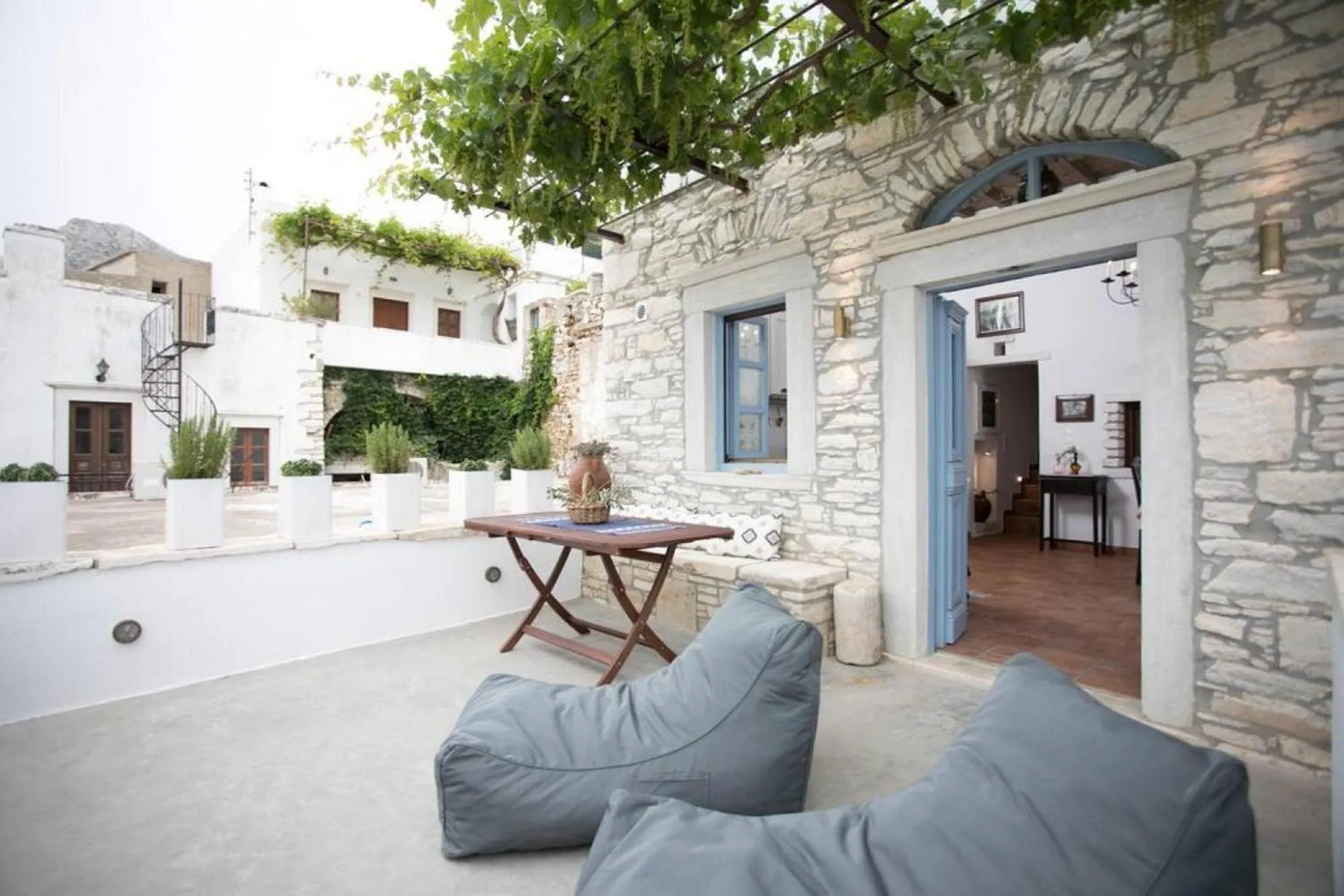 Patio in Traditional Inn Pirethron