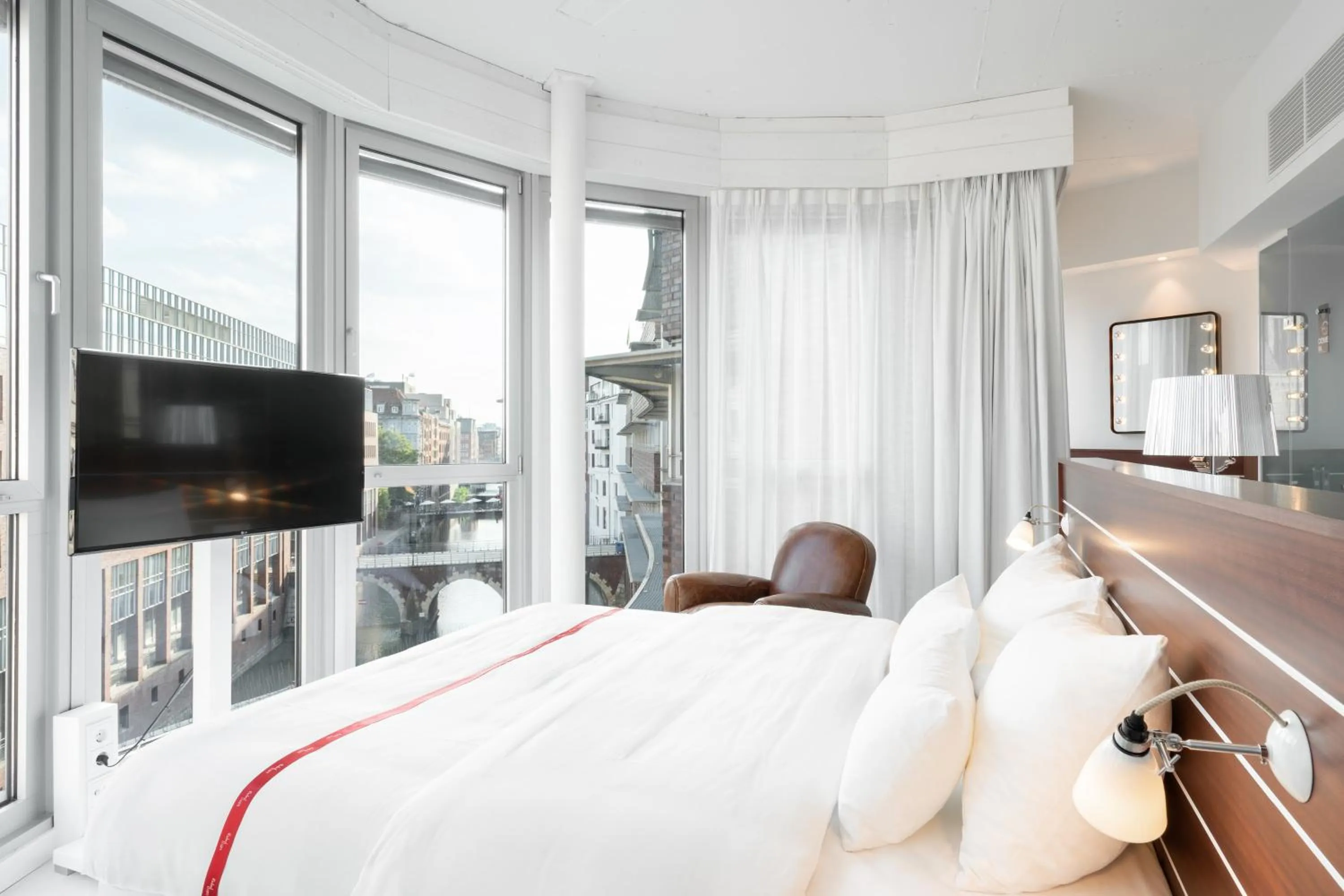 Property building, Bed in Ruby Lotti Hotel Hamburg