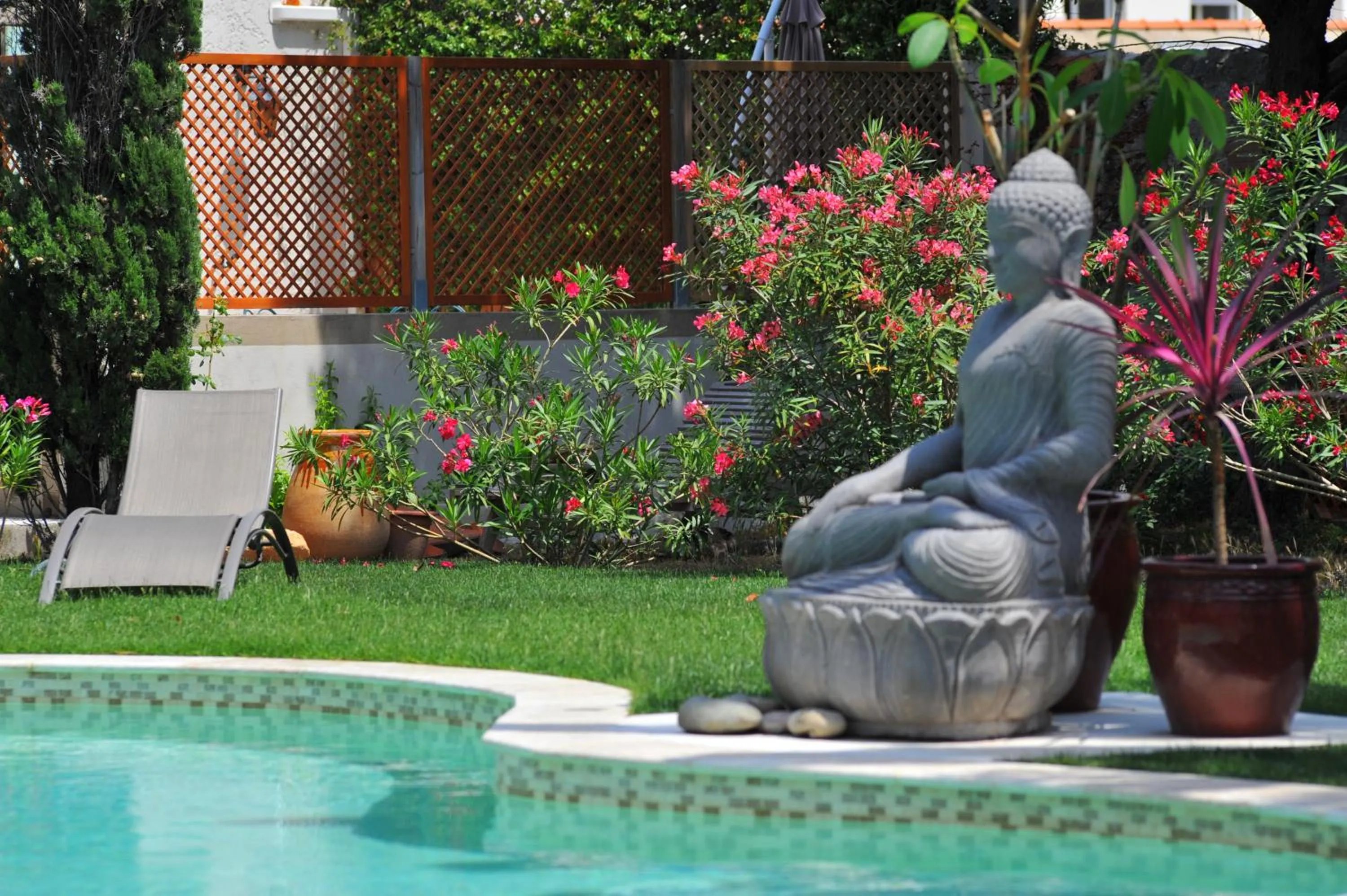 Swimming pool in Villa Valflor chambres d'hôtes et appartements