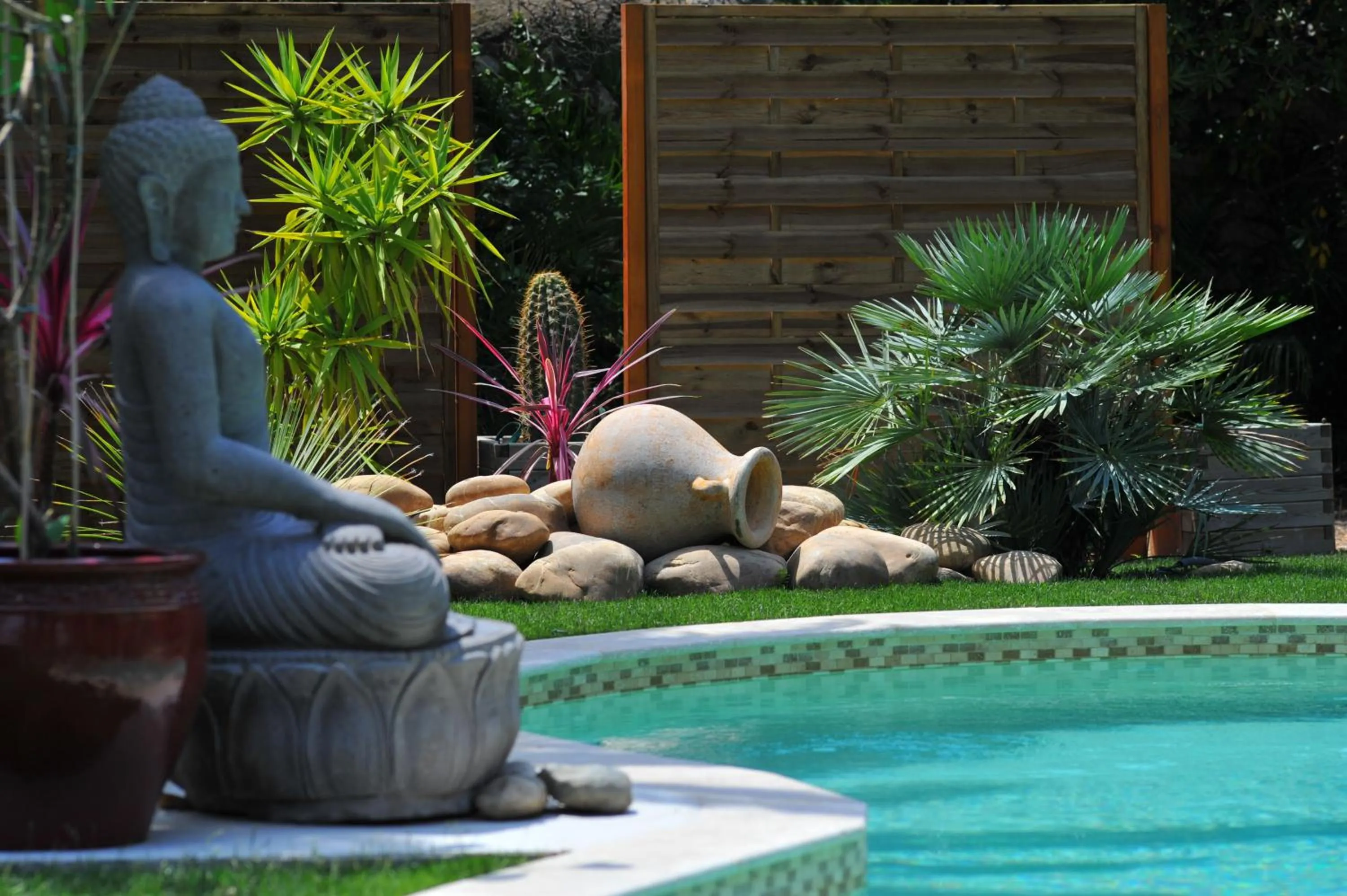 Swimming pool in Villa Valflor chambres d'hôtes et appartements