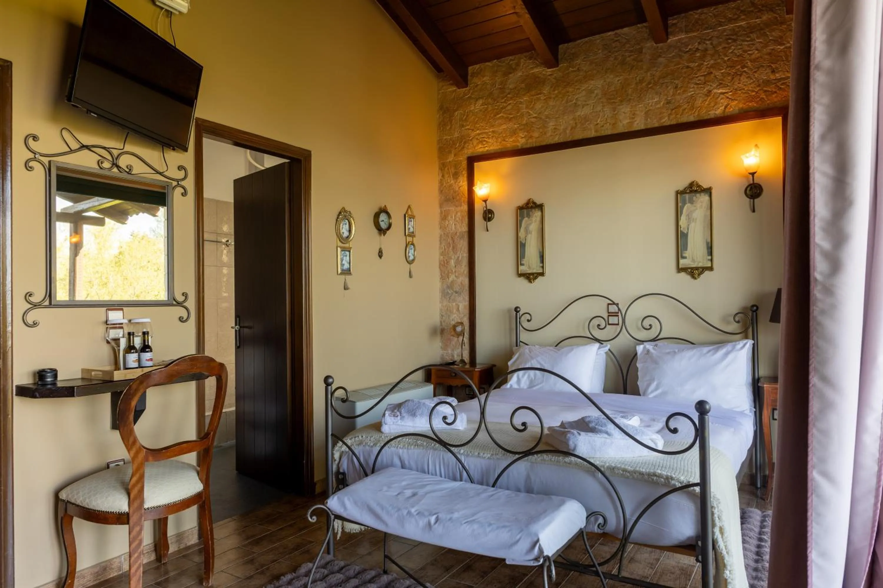Bed in Vathyskia Guesthouse