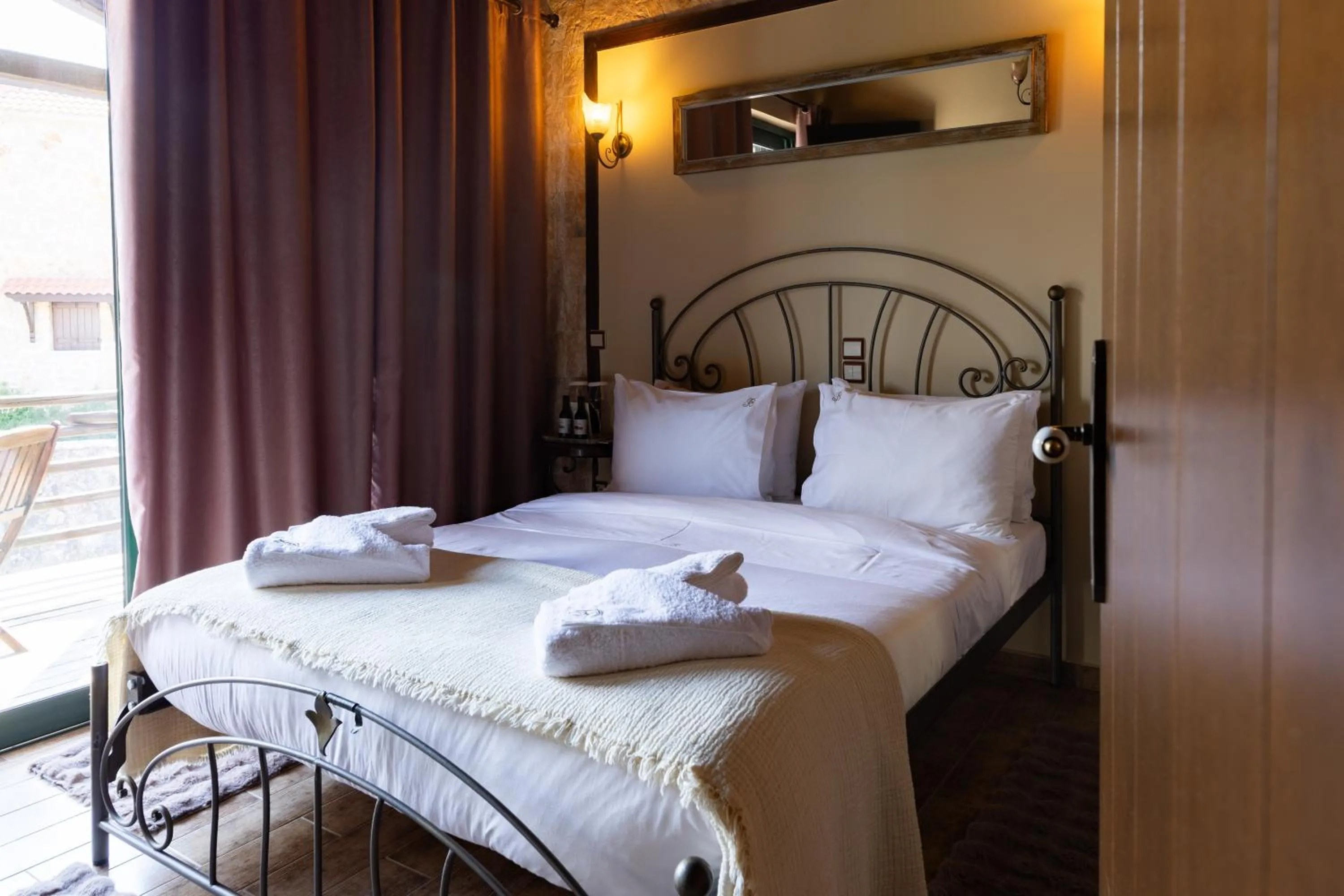 Bed in Vathyskia Guesthouse