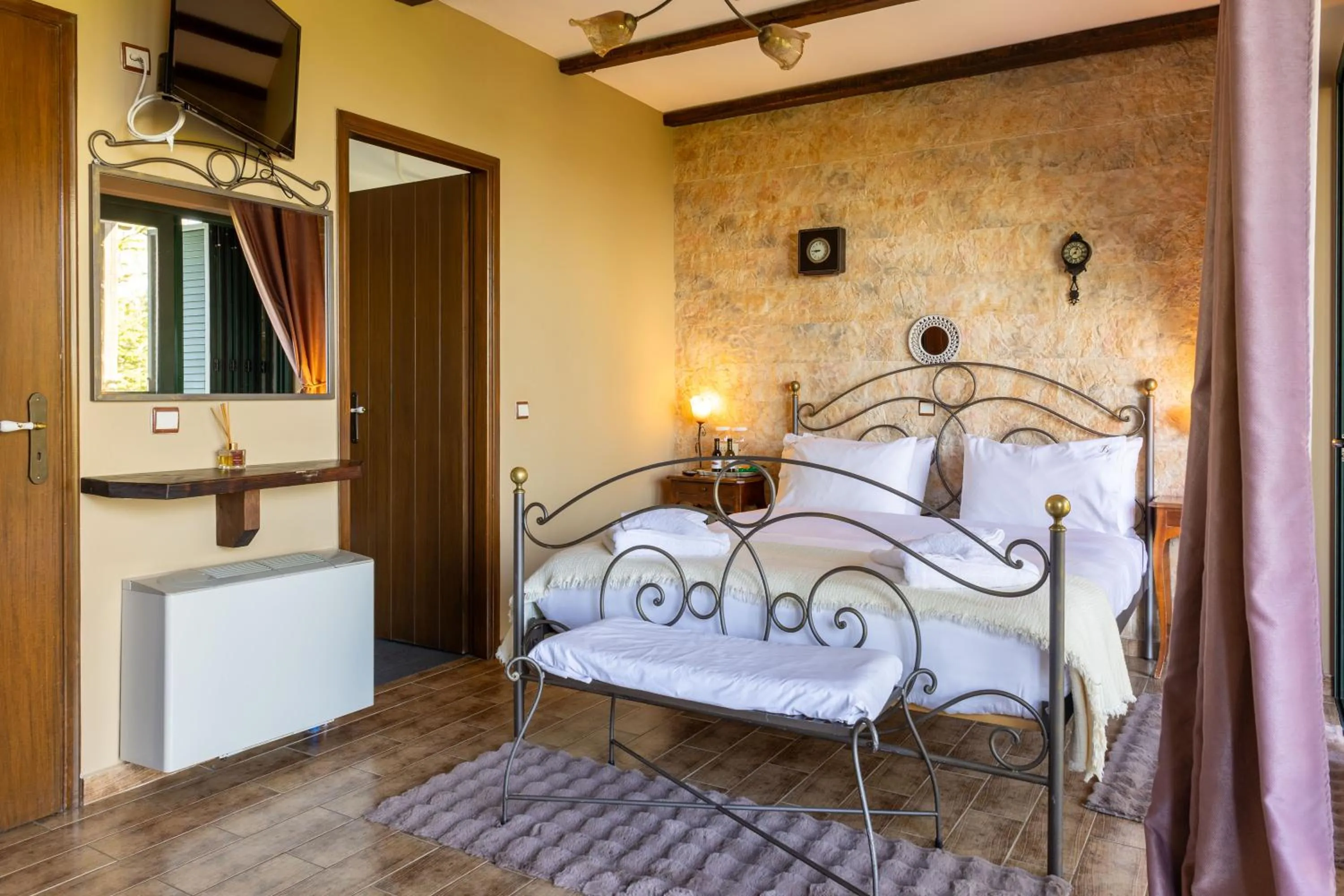 Bed in Vathyskia Guesthouse