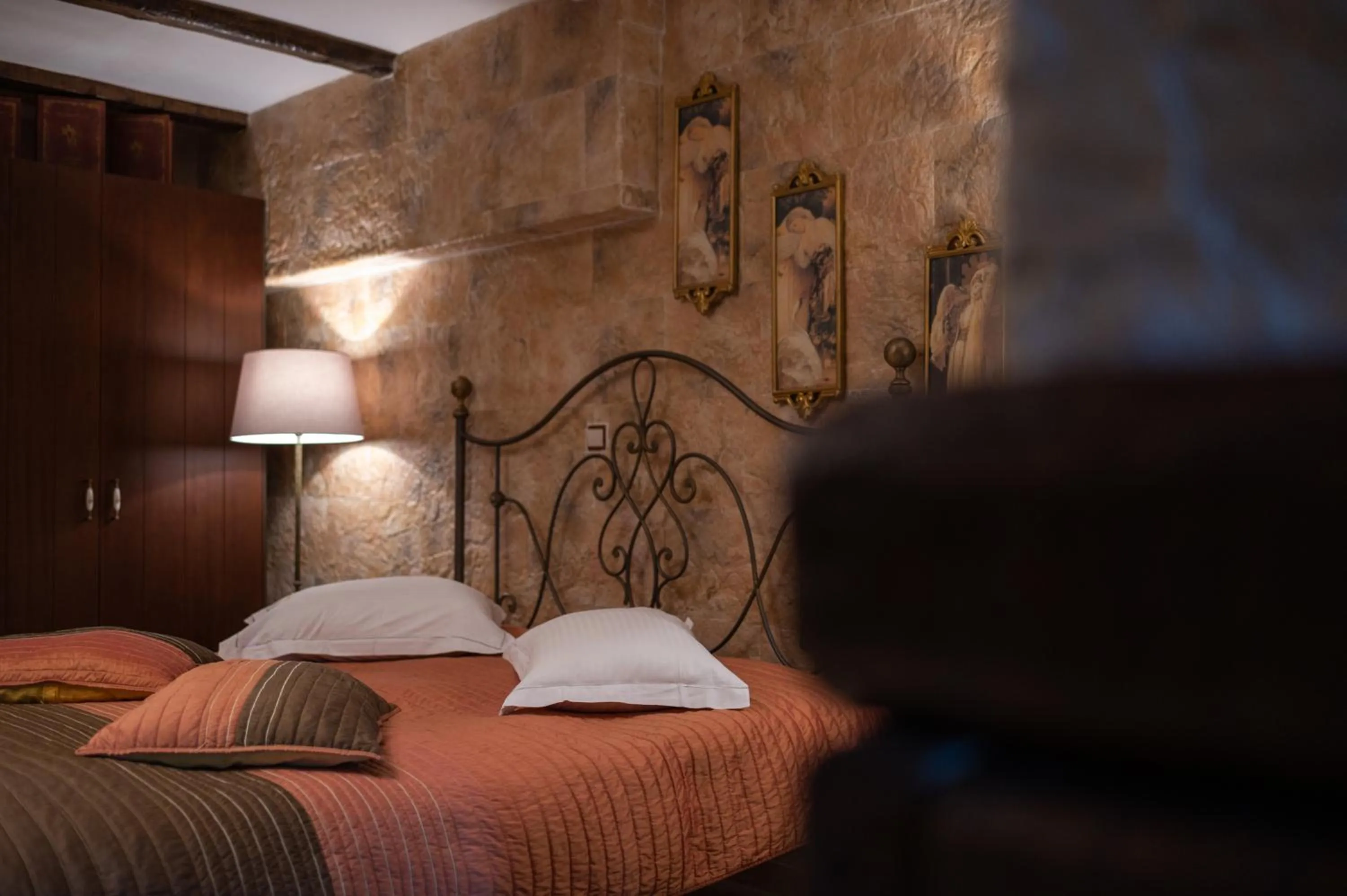 Bed in Vathyskia Guesthouse