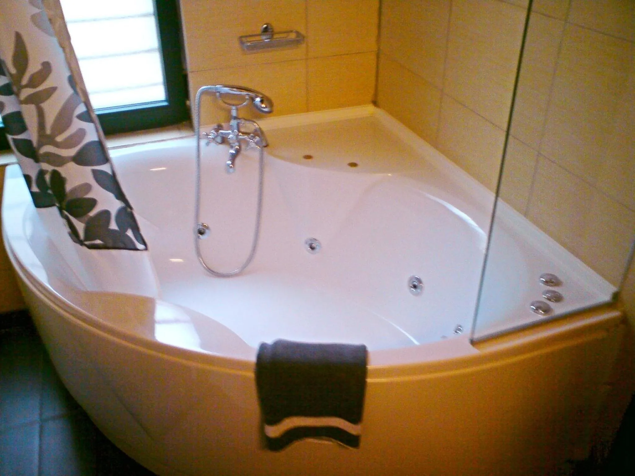 Hot Tub in Vathyskia Guesthouse