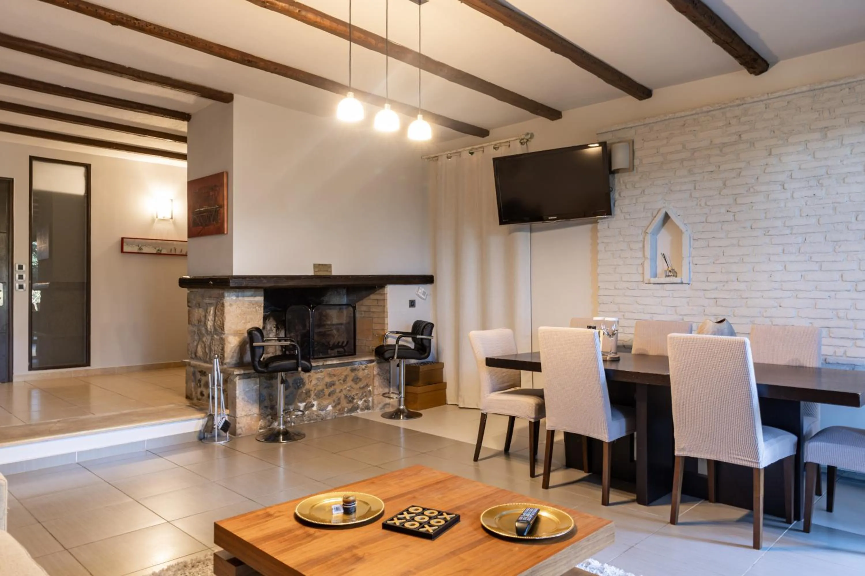 TV and multimedia in Vathyskia Guesthouse