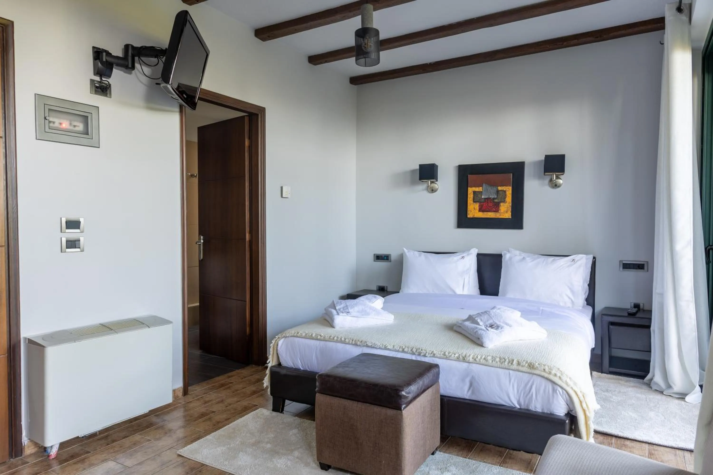 Bed in Vathyskia Guesthouse