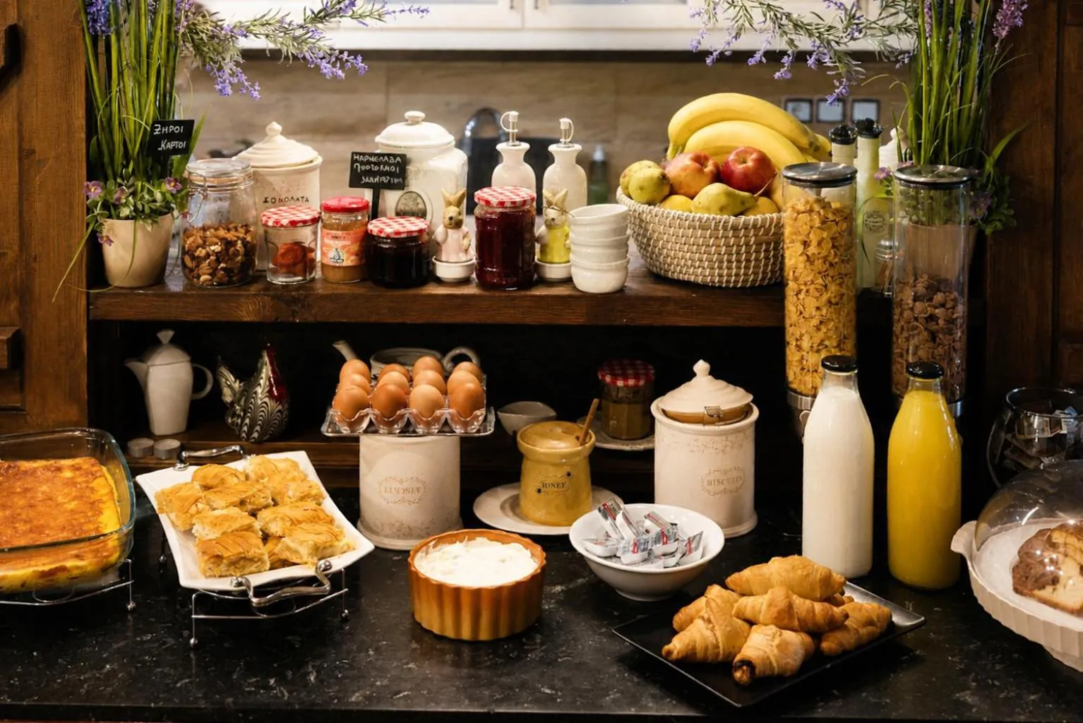 Breakfast in Vathyskia Guesthouse