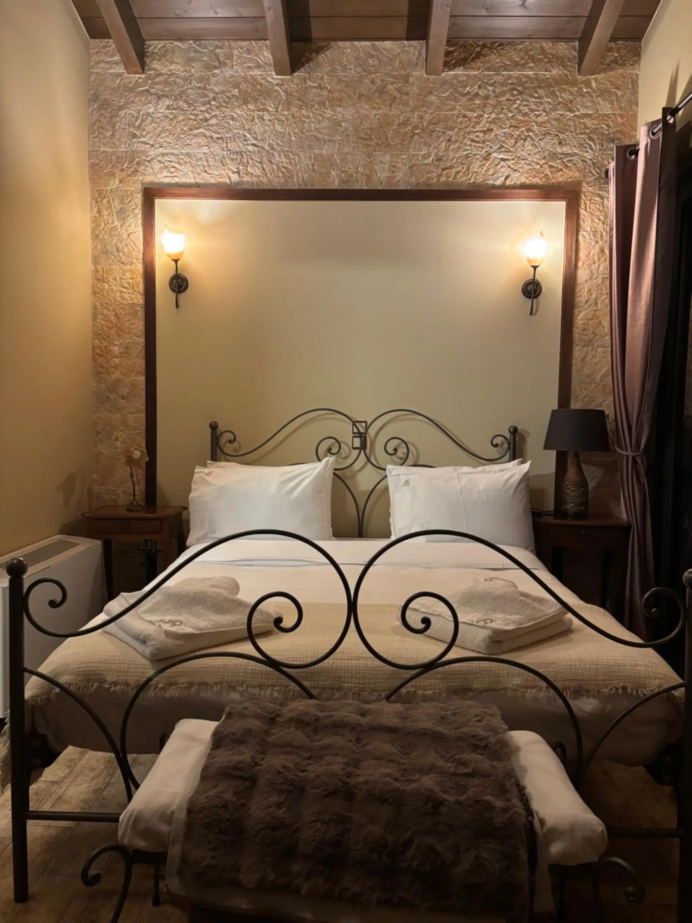 Bed in Vathyskia Guesthouse