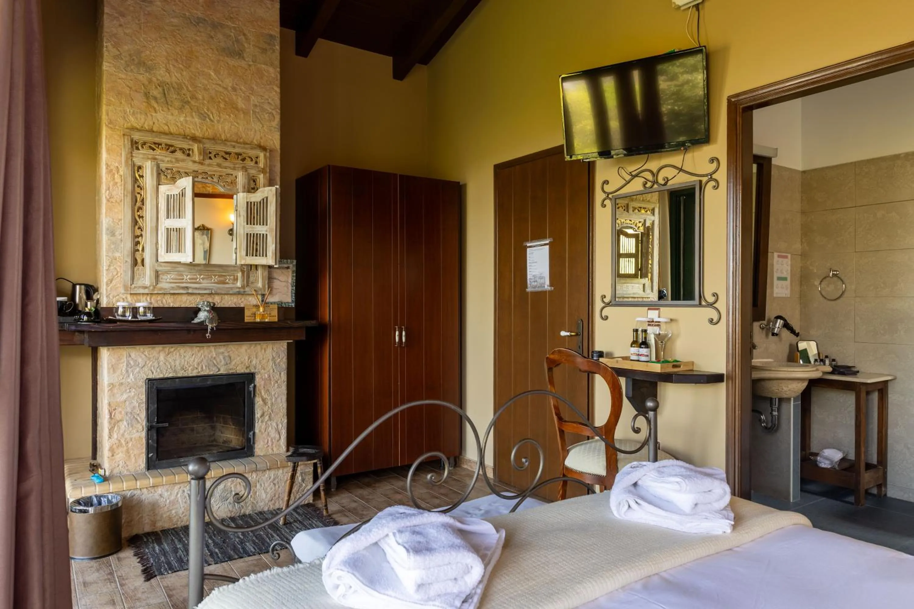 Photo of the whole room in Vathyskia Guesthouse