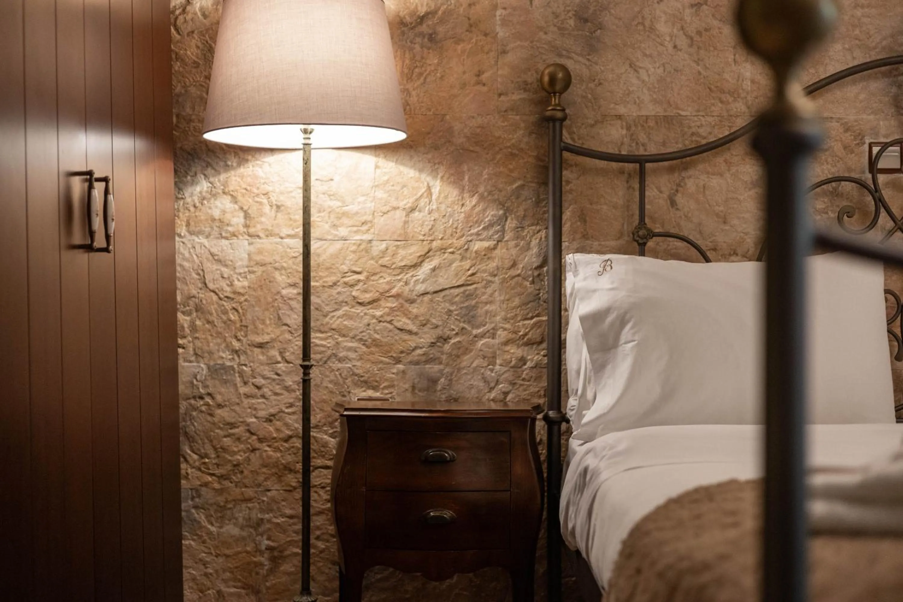 Bed in Vathyskia Guesthouse