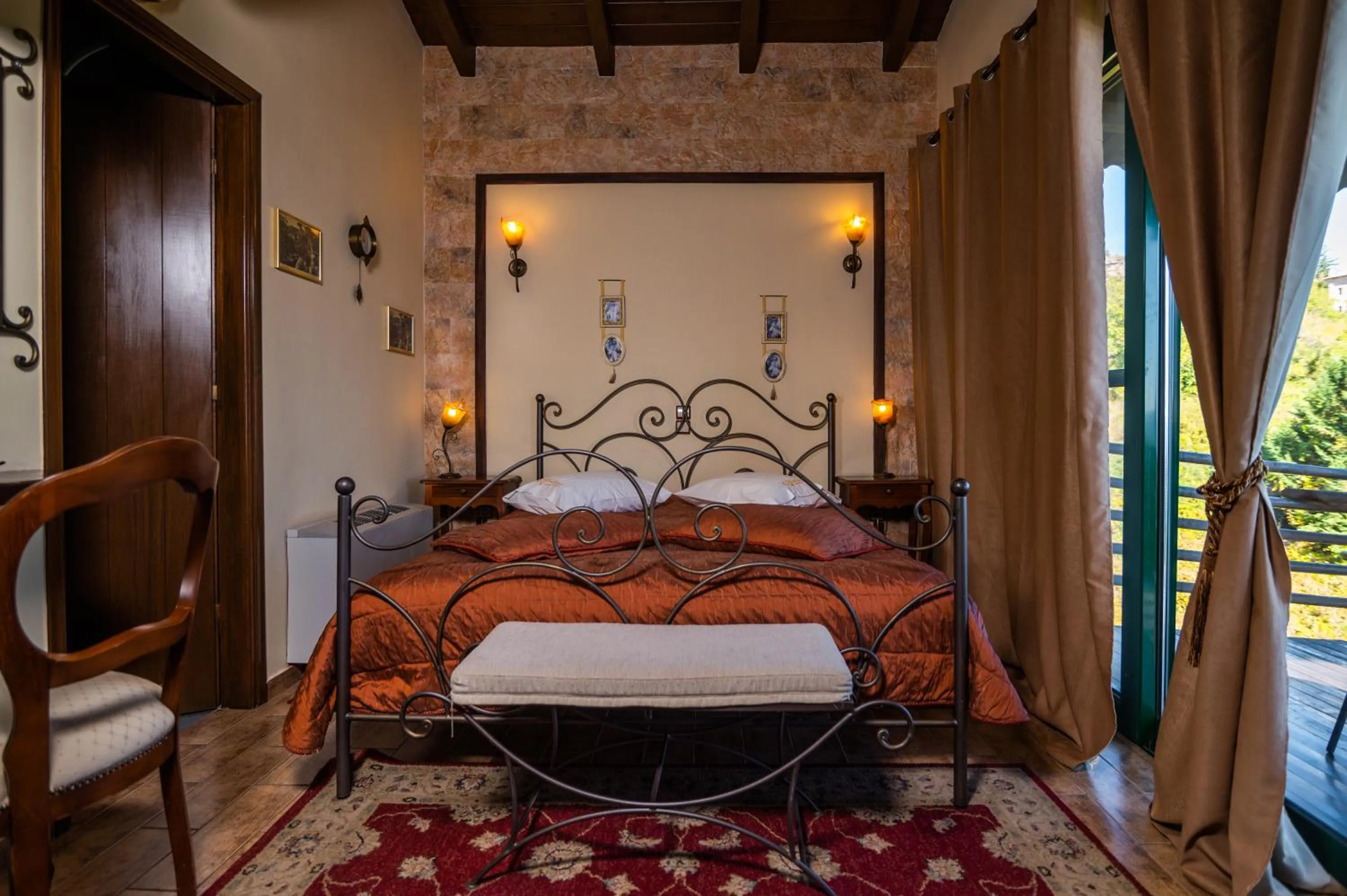 Bed in Vathyskia Guesthouse