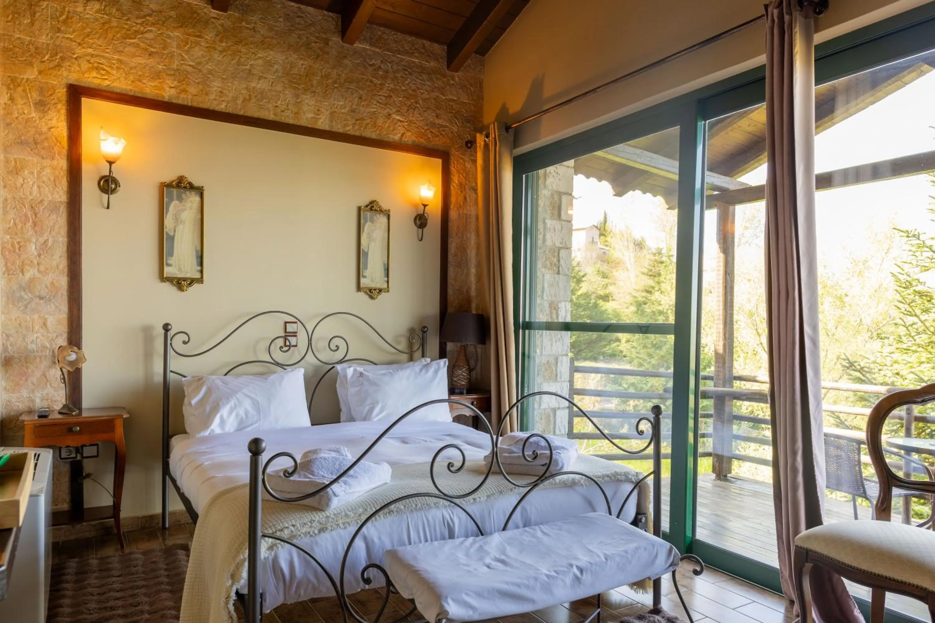 Bed in Vathyskia Guesthouse