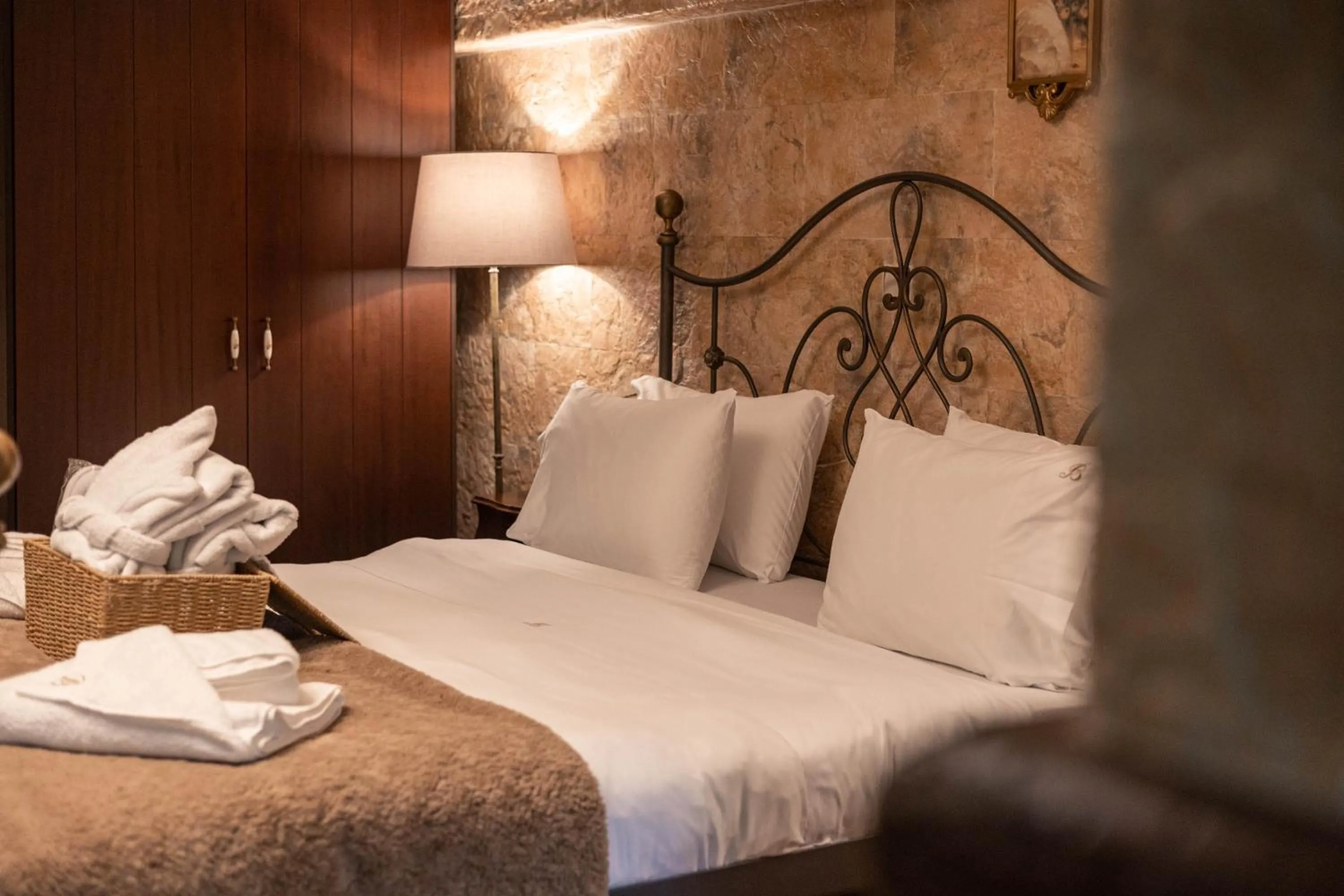 Bed in Vathyskia Guesthouse