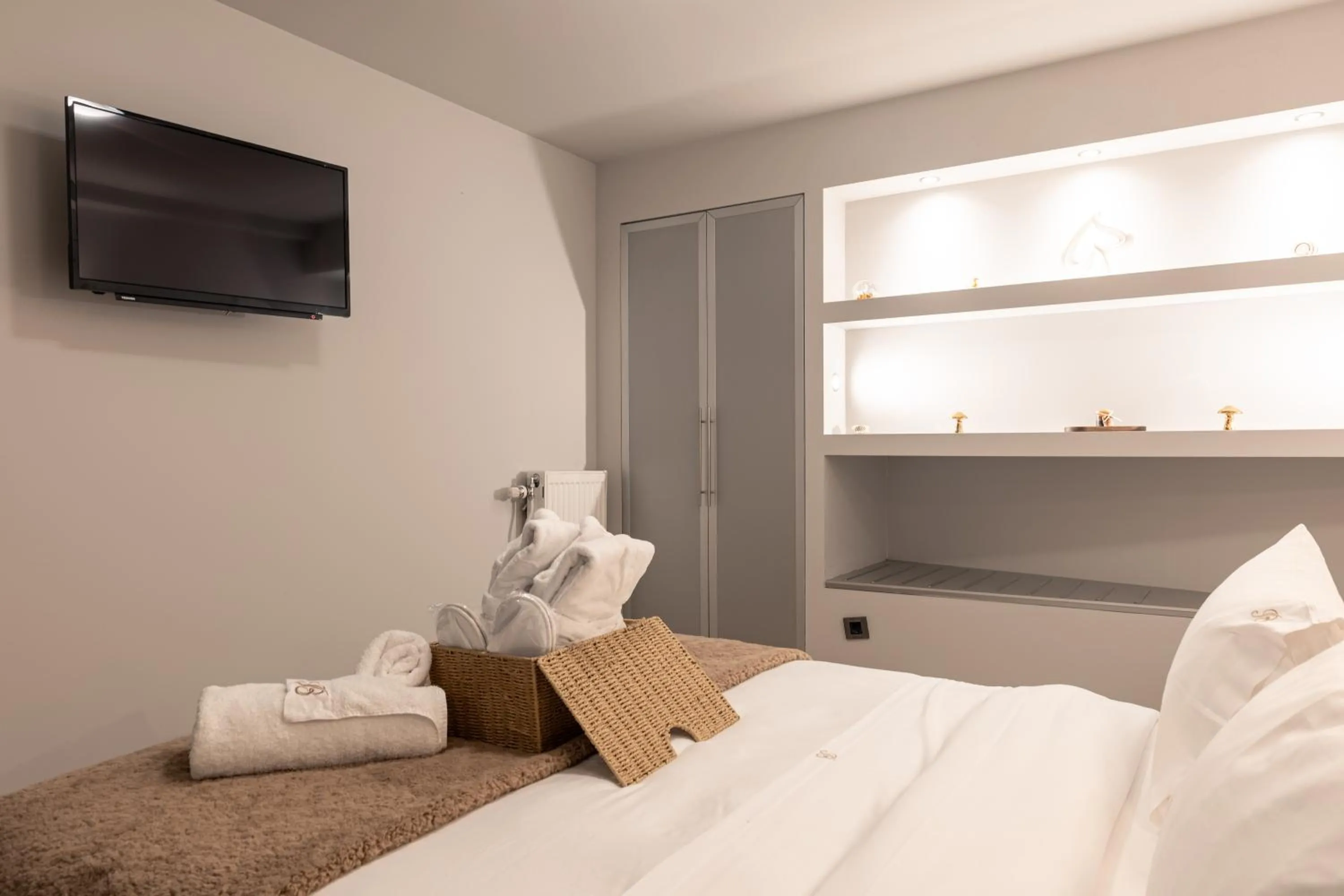 Bed in Vathyskia Guesthouse
