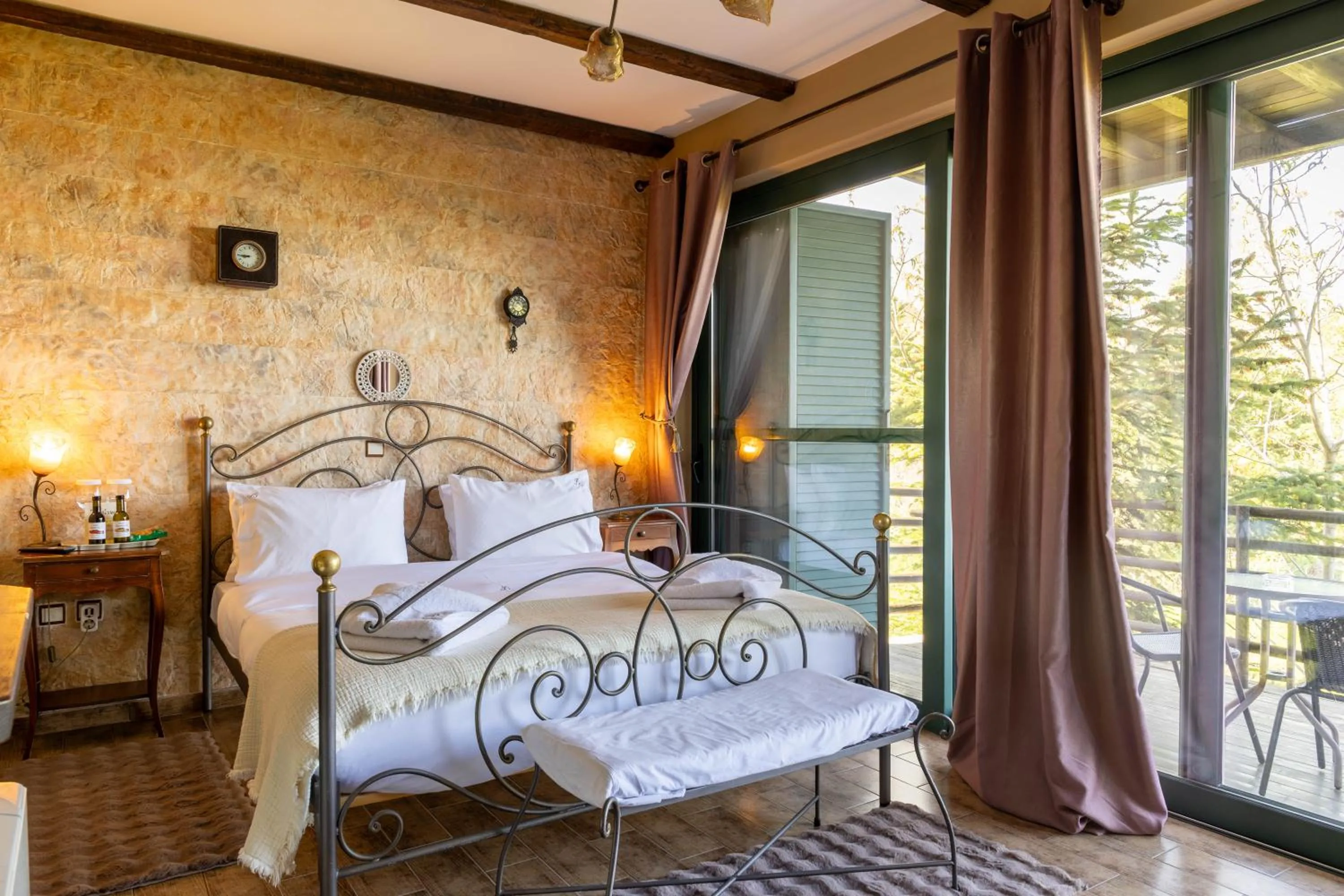 Bed in Vathyskia Guesthouse