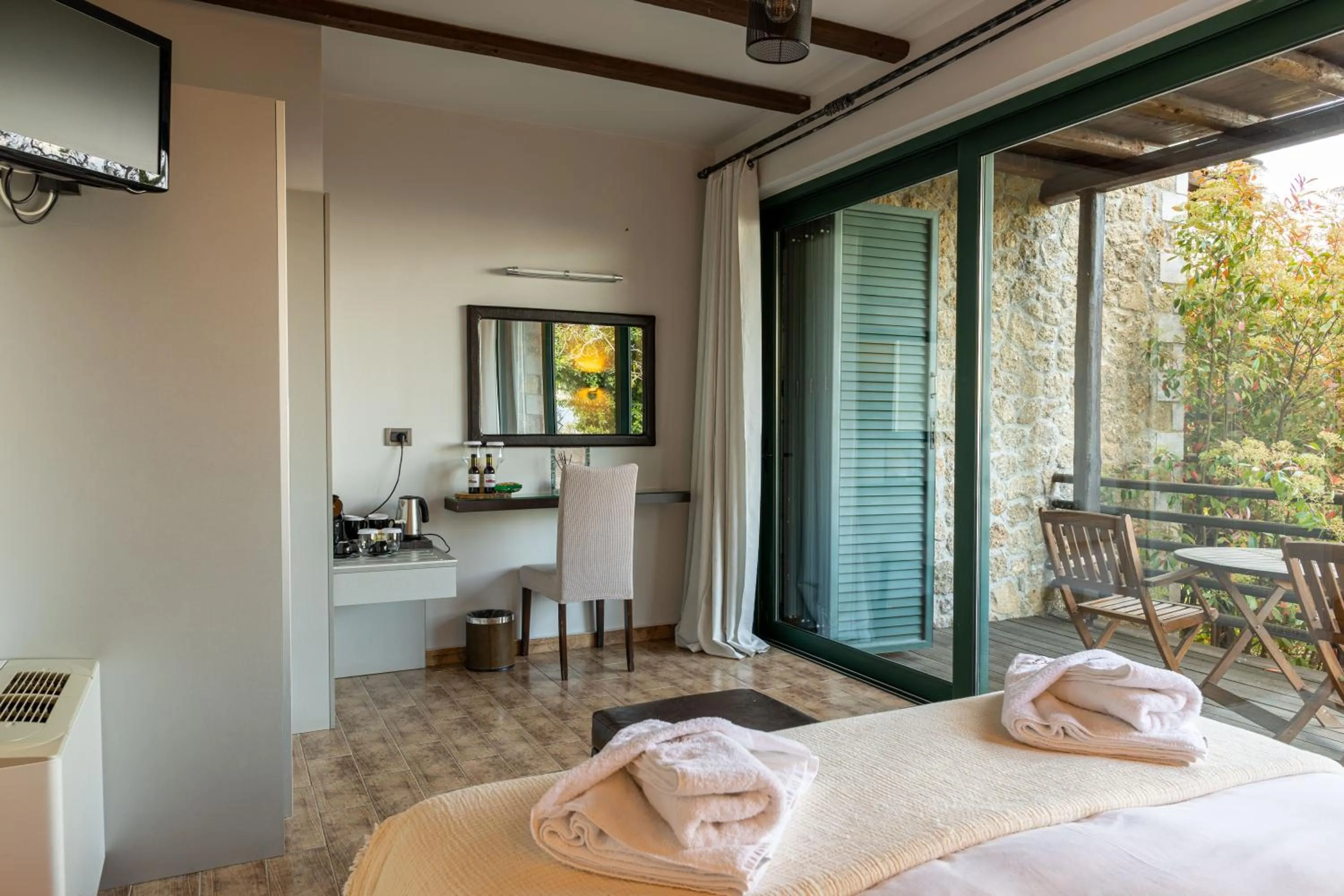 Photo of the whole room, Bed in Vathyskia Guesthouse