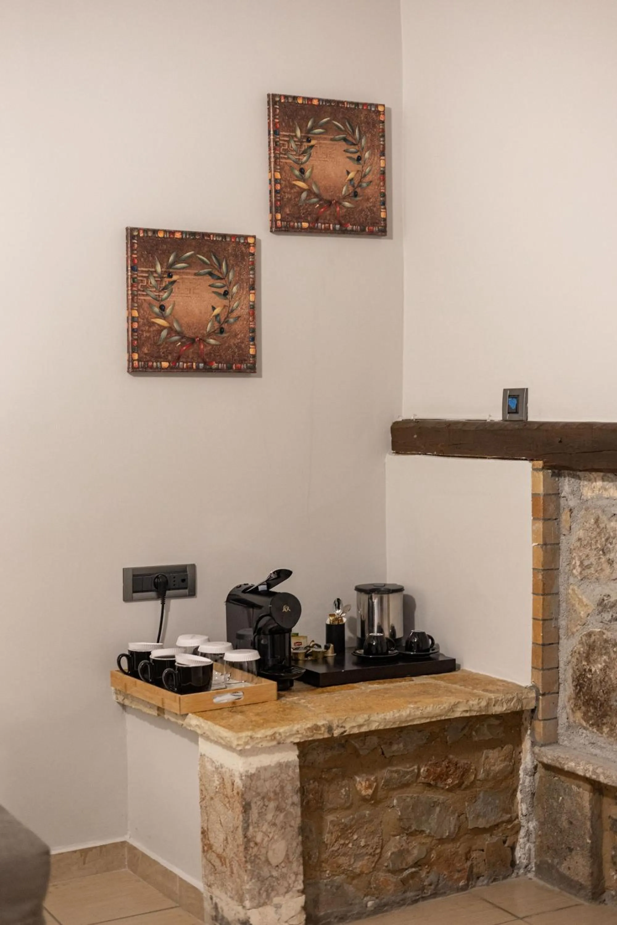 Coffee/tea facilities in Vathyskia Guesthouse