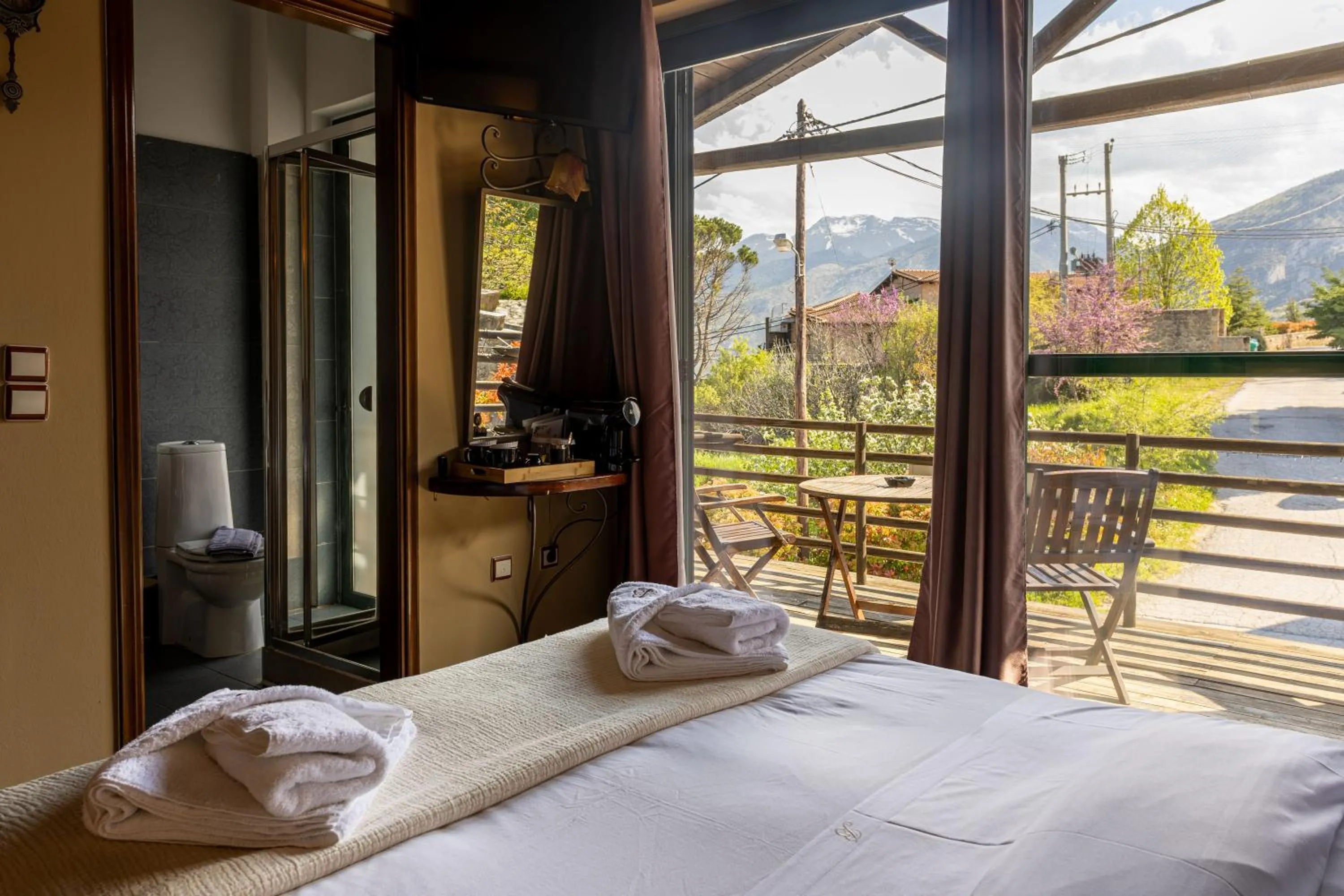 TV and multimedia, Bed in Vathyskia Guesthouse