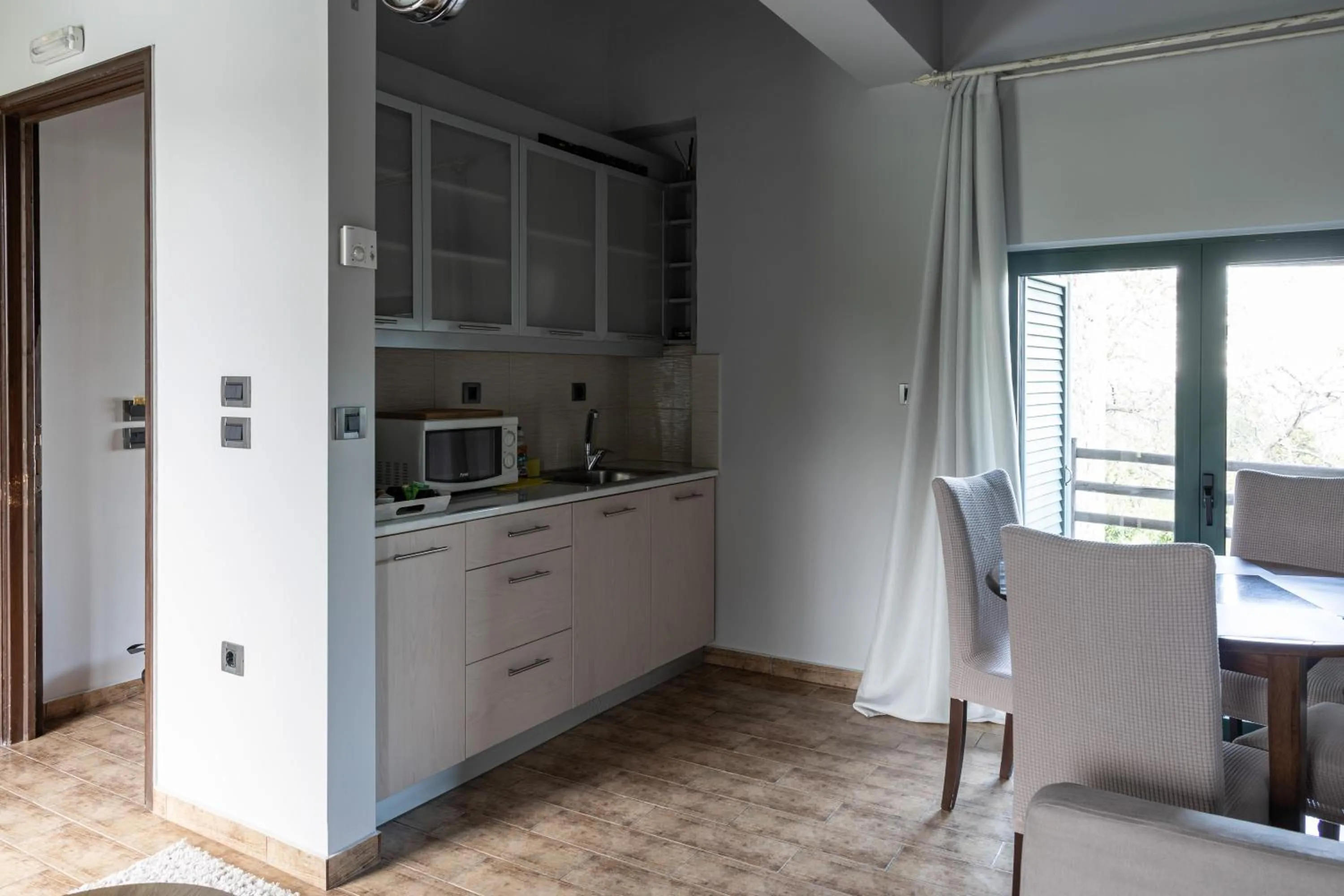Kitchen or kitchenette in Vathyskia Guesthouse
