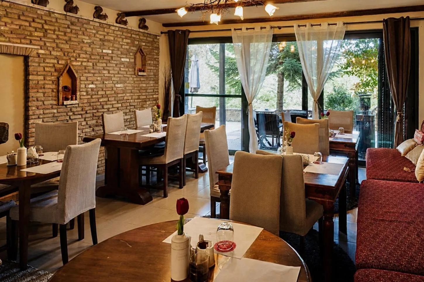 Restaurant/places to eat in Vathyskia Guesthouse