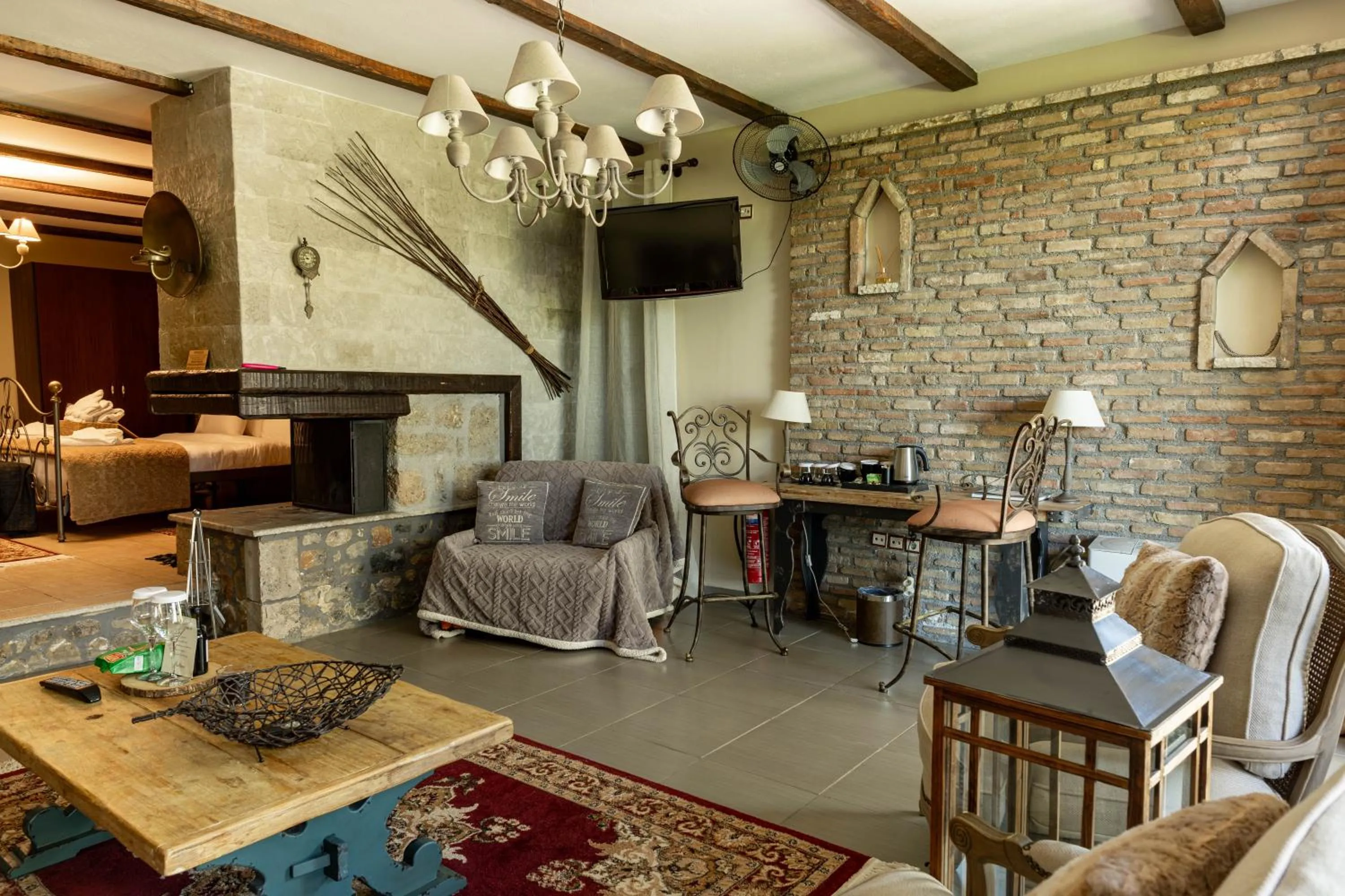 TV and multimedia in Vathyskia Guesthouse