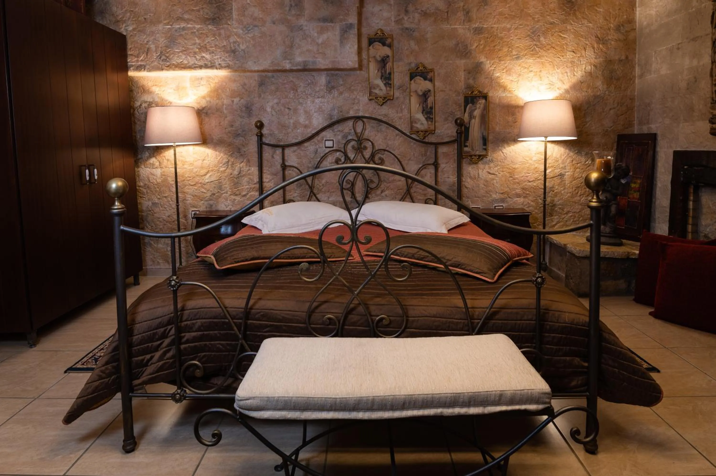 Bed in Vathyskia Guesthouse