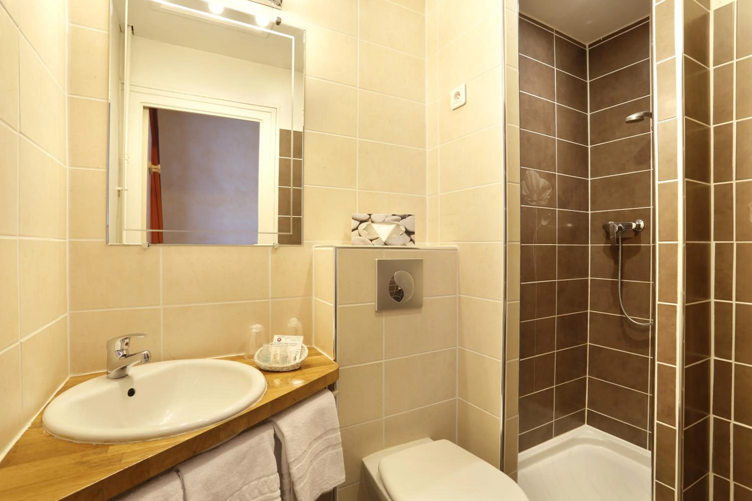 Shower in Hôtel Les Tilleuls, Bourges
