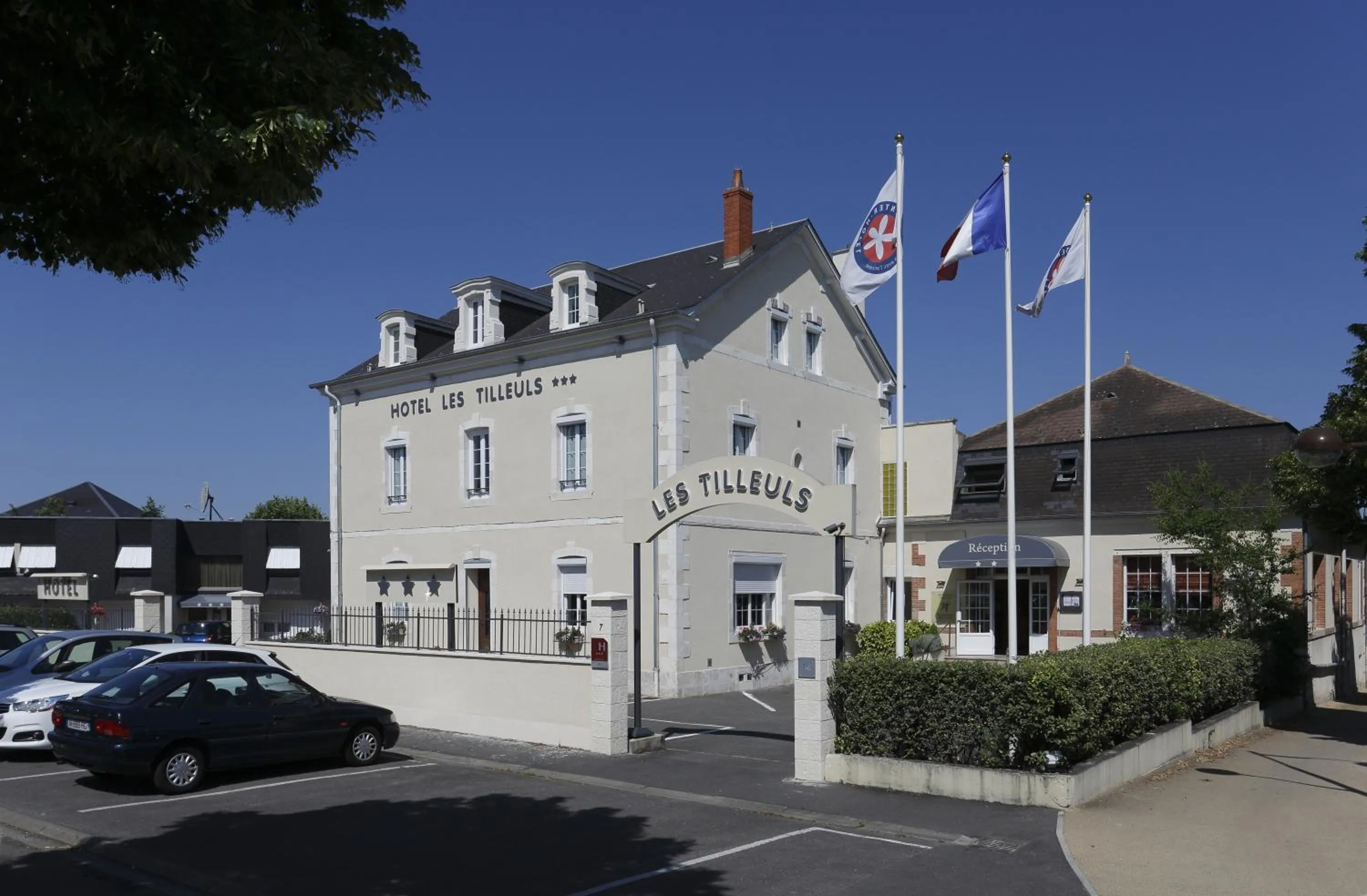 Facade/entrance in Hôtel Les Tilleuls, Bourges
