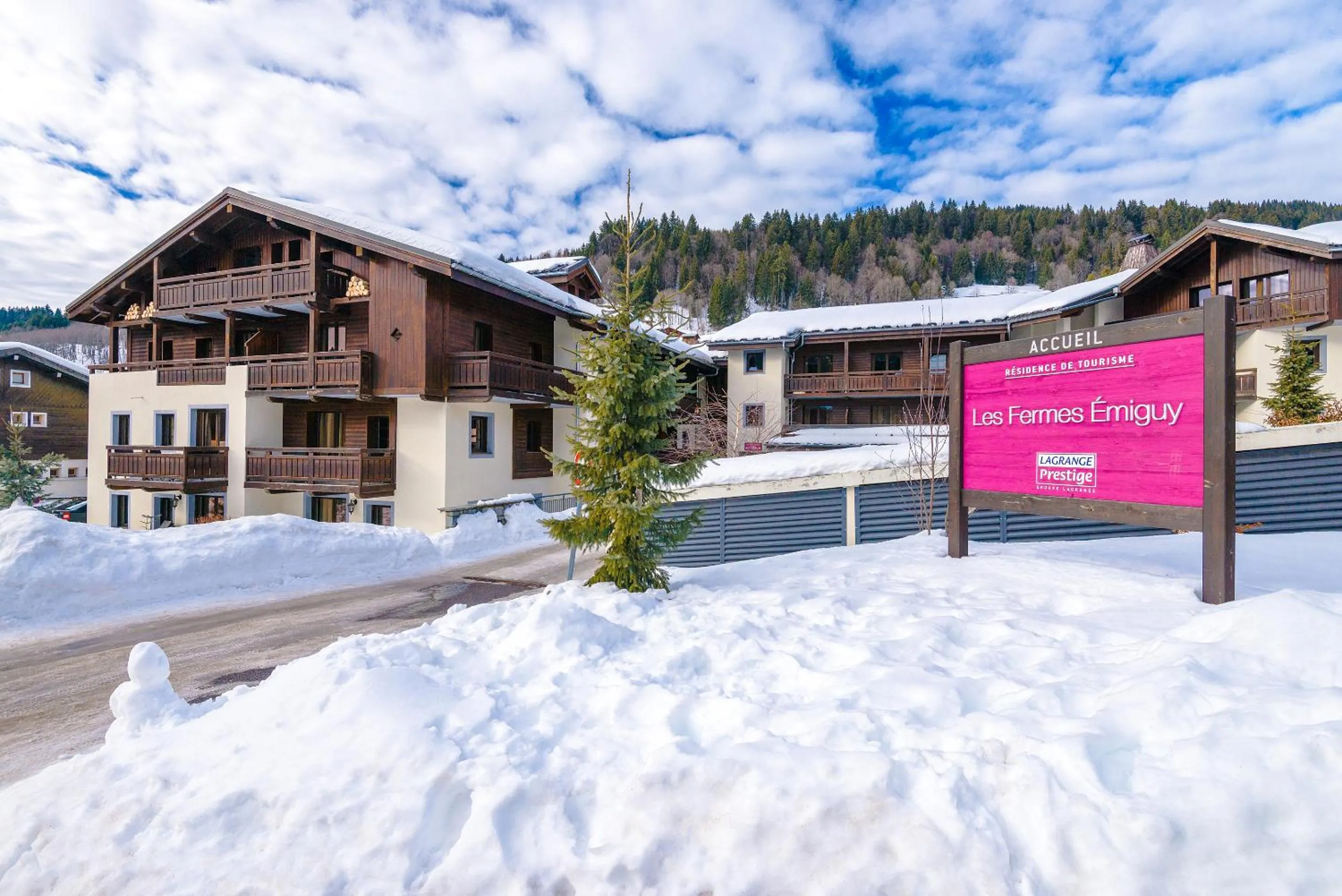 Facade/entrance in Lagrange Vacances Les Fermes Emiguy