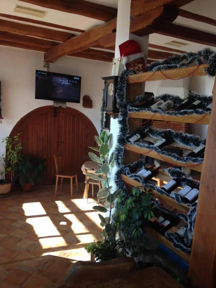 Restaurant/places to eat in Hotel Pri Chakara