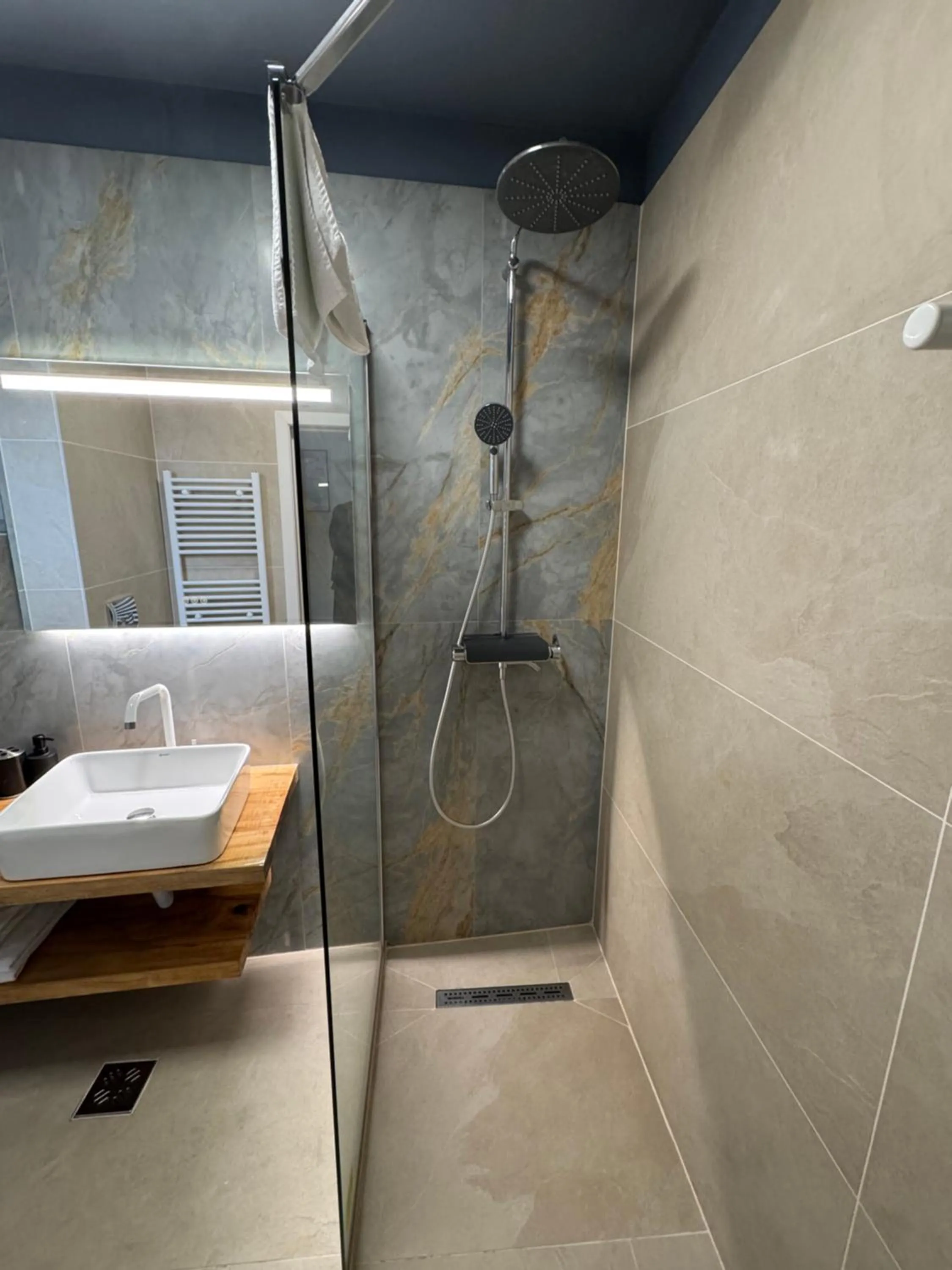 Shower in Lucas 10 Apartments