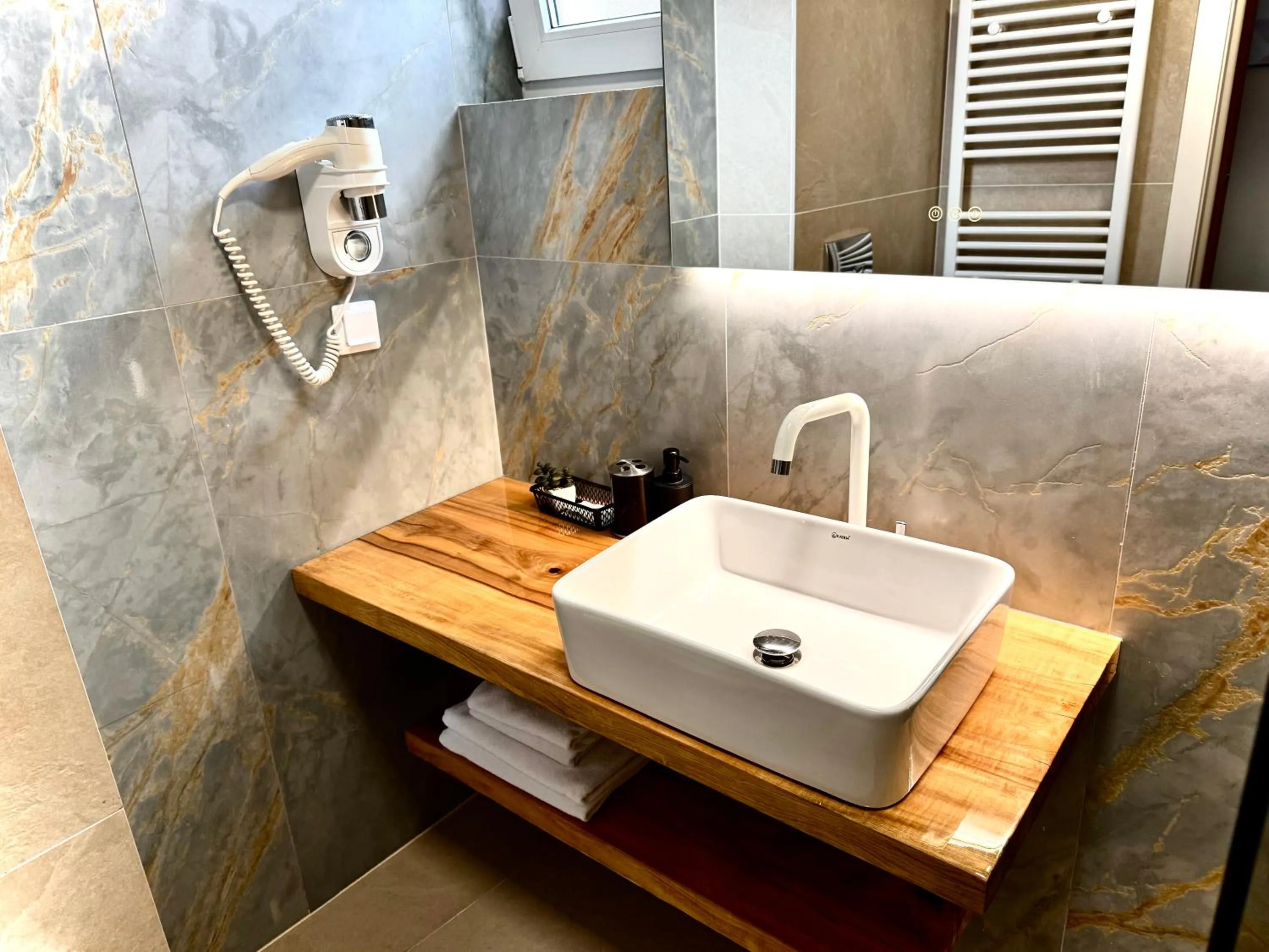 Bathroom in Lucas 10 Apartments