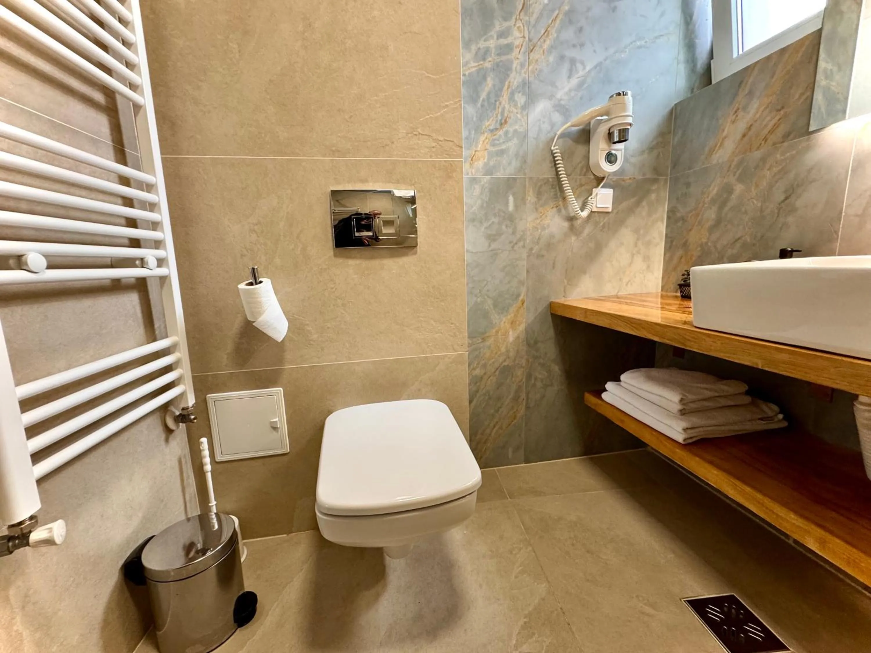 Toilet in Lucas 10 Apartments