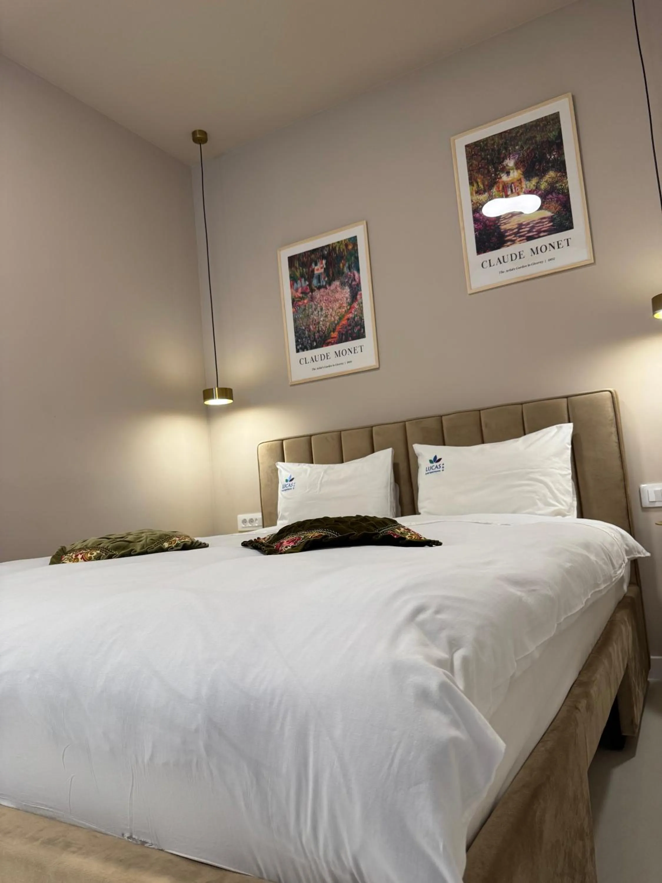 Bed in Lucas 10 Apartments